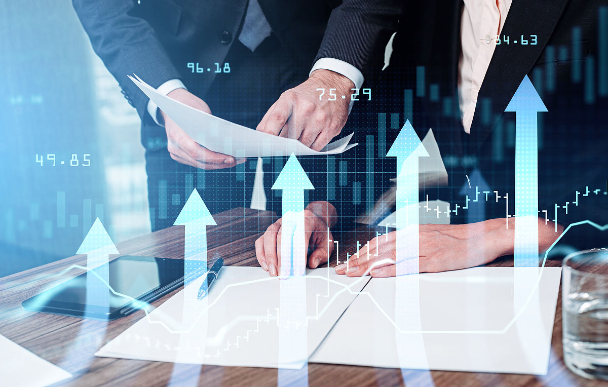 请举三个例子说明商人是如何发现商机的