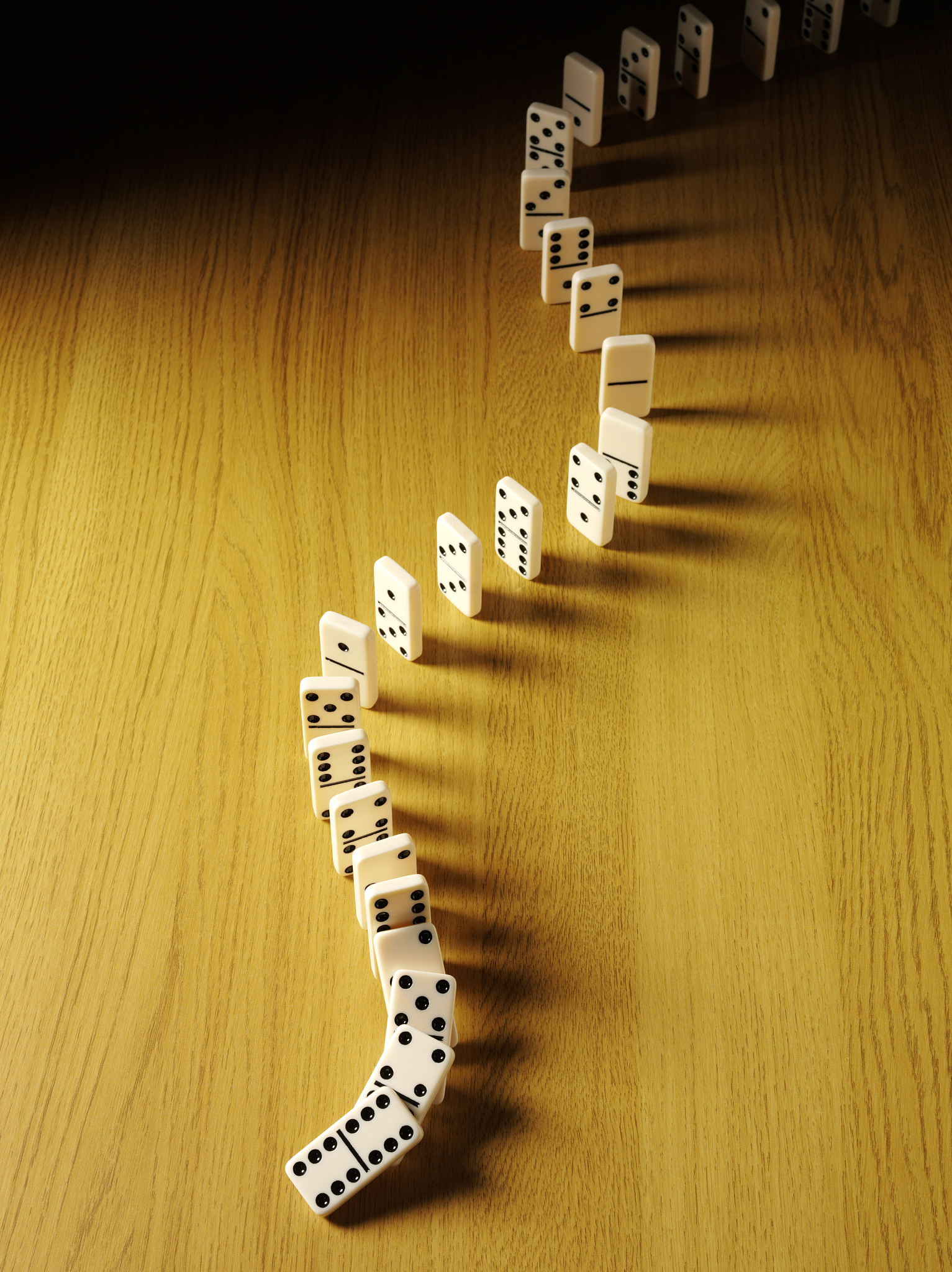 多米诺骨牌效应：意外的逆向波 | 影响力传递与后果