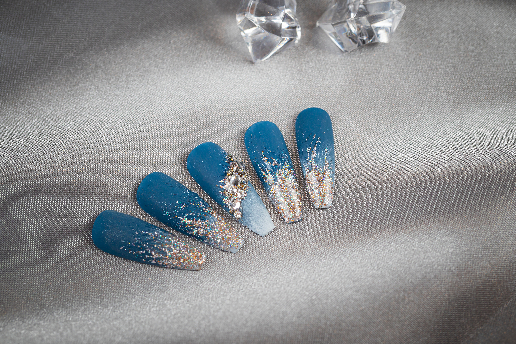 闪耀指尖，点亮个性！精致美甲钻，打造你的独特魅力