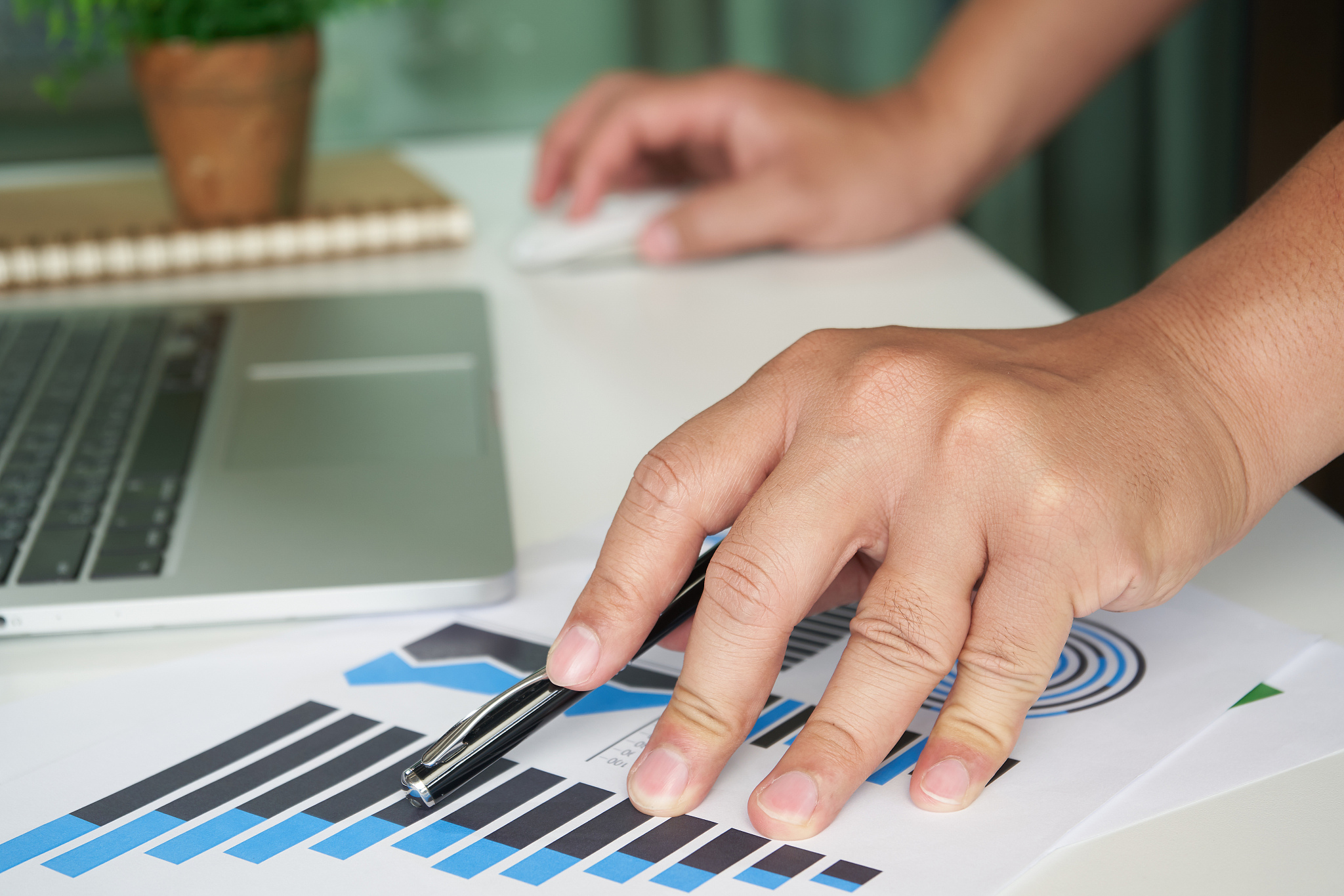 你好您好！有什么可以帮到您呢？你好您的提问过于频繁了请歇一会吧你好您好有什么需要我帮忙的吗？作为年轻人在内勤工作中的亮点作为年轻人在内勤工作中可以有以下亮点：1 熟练运用计算机和办公软件能够高效地完成日常工作任务；2 熟悉公司业务流程能够快速适应工作环境承担并完成各项任务；3 积极思考、勇于创新提出建设性意见优化内勤工作程序和流程；4 与同事、上下级之间的沟通和协调能力强以团队的方式共同完成工作；