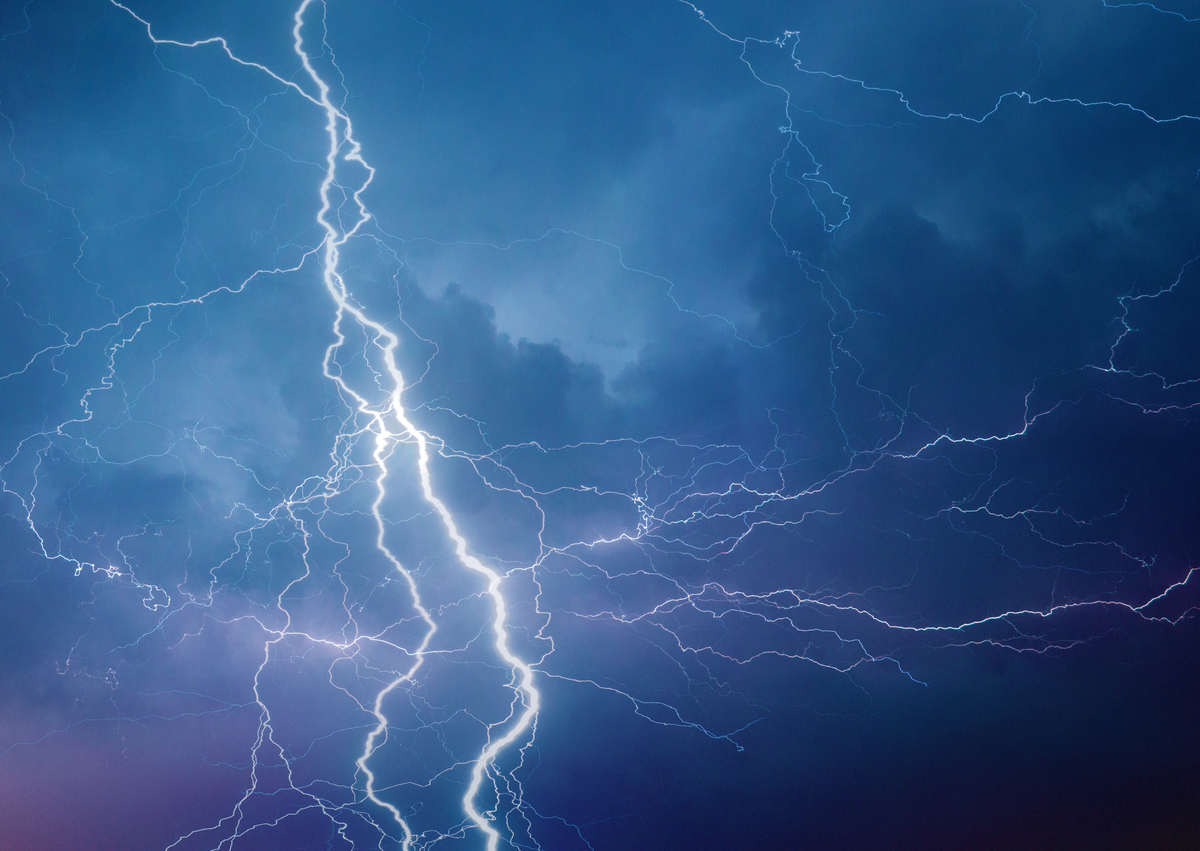 雷雨来临：先看到闪电还是先听到雷声？