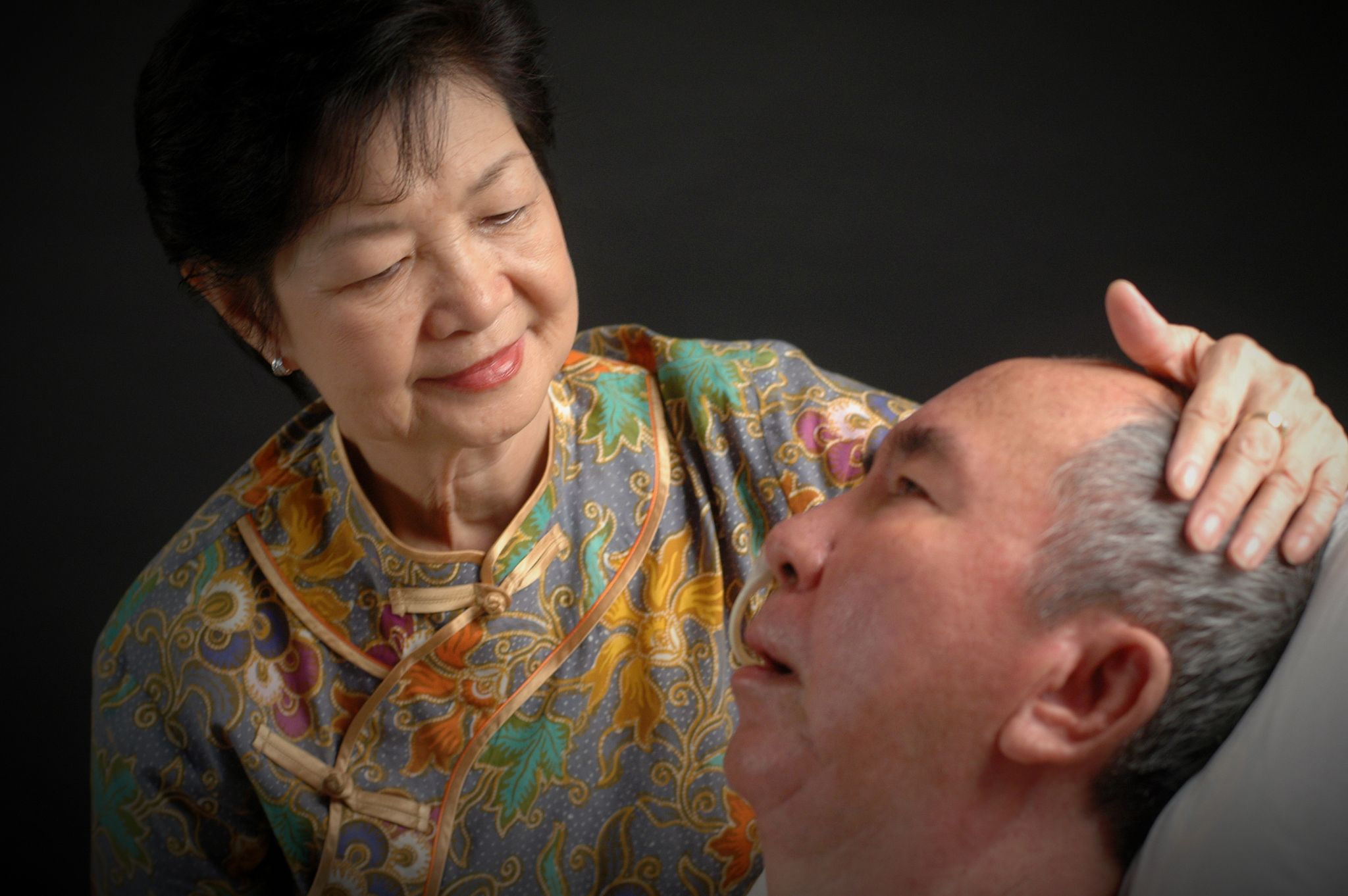 自从我和那个声称爱我的女人分手后……已经过去很长时间了我甚至不知道她现在在哪里……我曾发誓不再谈恋爱不再结婚但我意识到生命太短暂我们不能单独在一起我有上帝的命运我非常相信这句话向前看不要让过去毁了你的未来。现在我完全单身如果我遇到一个高素质的女人好态度自尊和野心我会很高兴。我想要一个知道自己想要什么并知道如何得到它的女人。她必须理解和真诚这样关系才会更顺利。