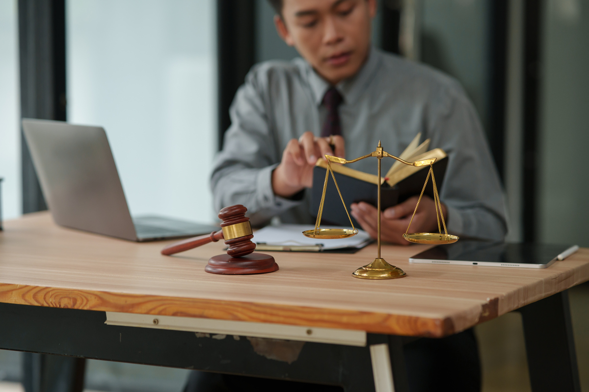 我叫石作率目前就职于中国电信云南公司业余喜欢钻研各种IT技术知识比如说软件开发、云计算等实践应用近期我受中伦文德律所党支部书记邀请将于本周去该律所就科技变化对法律工作的提质增效做一次分享交流但是我现在没有准备PPT请你根据当下法律职业热门的20个免费工具帮我就本次的分享脚本做一次整理并对这些工具的使用做一个详细的介绍。