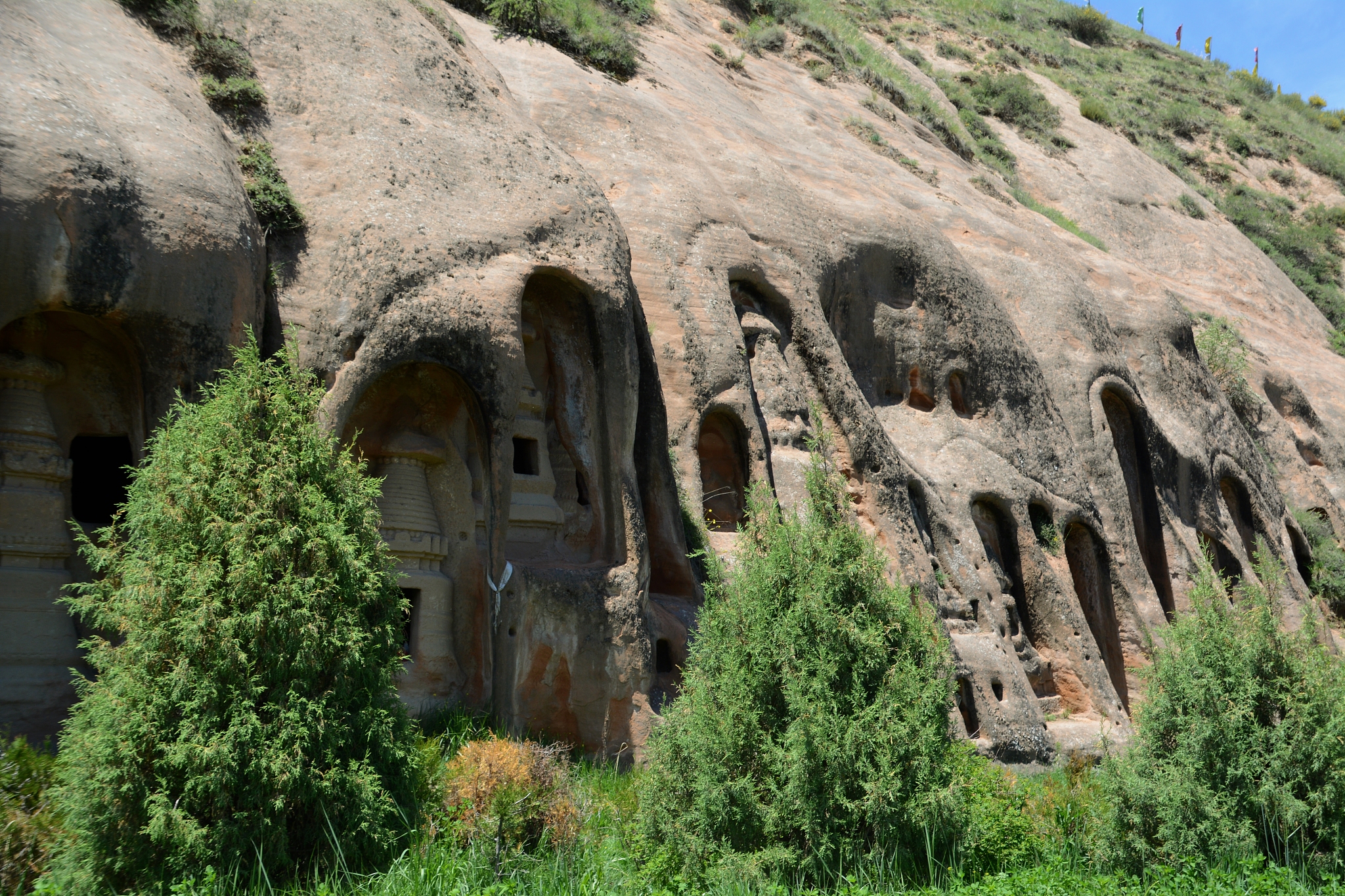 优化这段文字。甘肃省位于我国西北部丝绸之路主干道。近年来甘肃省的经济发展速度是有目共睹的其中建筑市场做出了很大贡献从2015年到2022年甘肃省建筑生产总值由184902亿元增加到247768亿元2015年全省建筑业总产值占国内建筑业总产值的102而建筑业总产值计算的劳动生产率为323733元人到2023年初我省建筑业产值增长较快建筑业总产值为247768亿元增速91全国平均增速64排名全国第6位