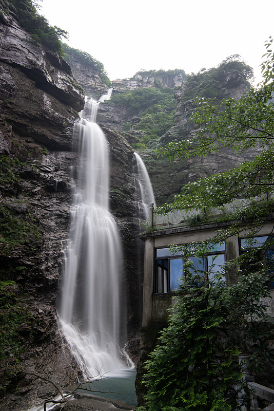 使用旅游博主的口吻写一篇800字感受江西的独特魅力：走进庐山的壮丽美景！的文章
