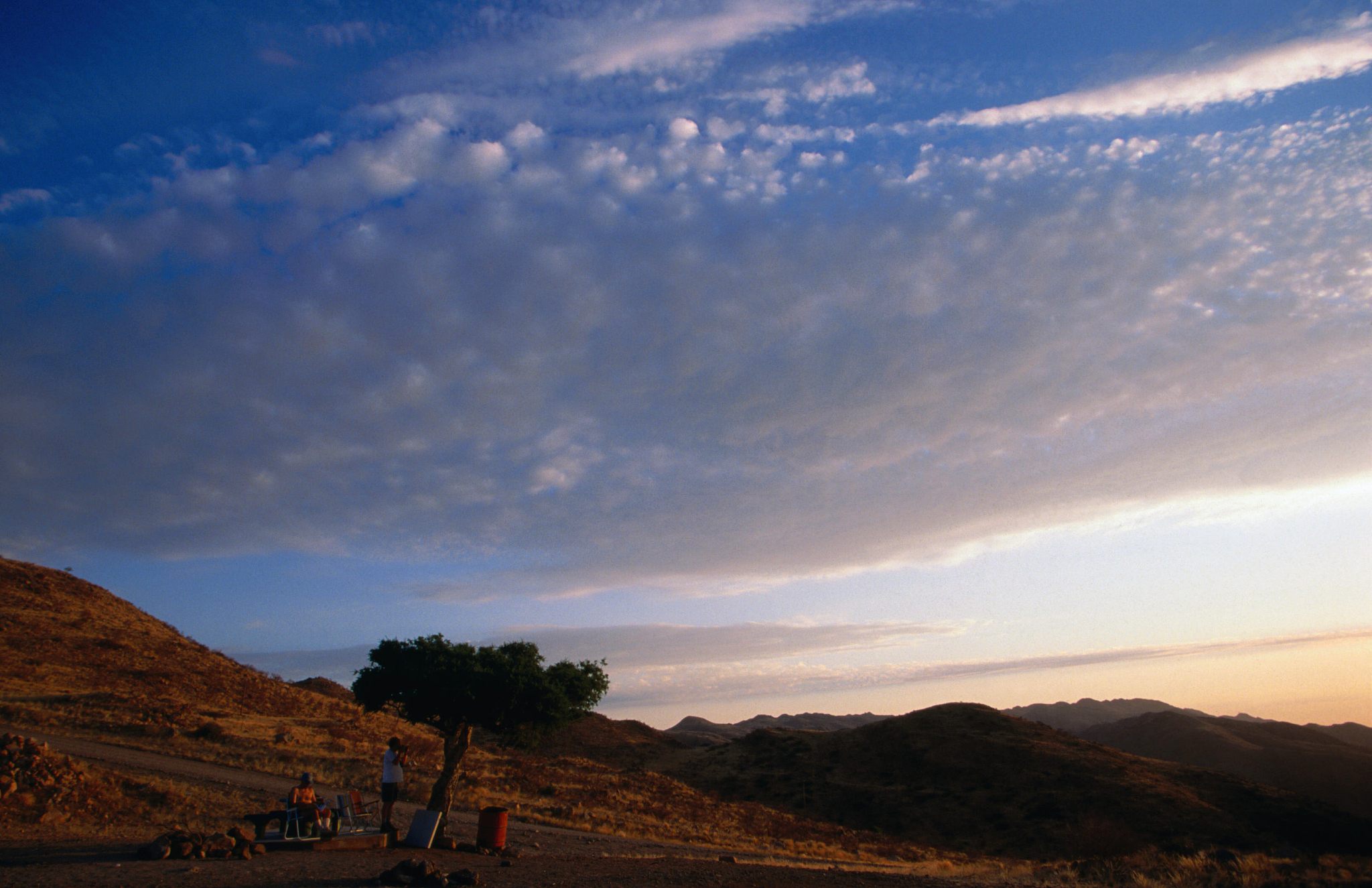 巫细波的《广州汽车制造业空间布局变化及影响因素研究——基于GIS方法》这篇文章研究方法是什么？得出的结论是什么？请详细一点