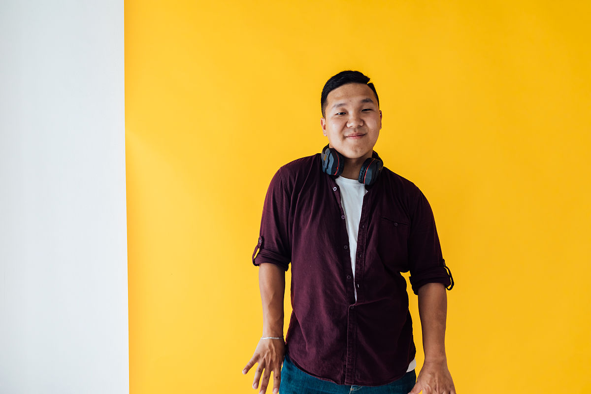 写一首表达梦想情绪的电子中文歌曲歌词表达的主题为坚持。歌词结构为verse1、verse2、Pre-Chorus、chorus1、chorus2、verse3、verse4、Bridge、chorus3、chorus4结构完整性温度值为2。建议歌词结尾以lu押韵温度值为01。保证chorus1、chorus2、chorus3、chorus4歌词不重复此要求温度值为1。歌曲主题、歌曲名、歌词与你的历