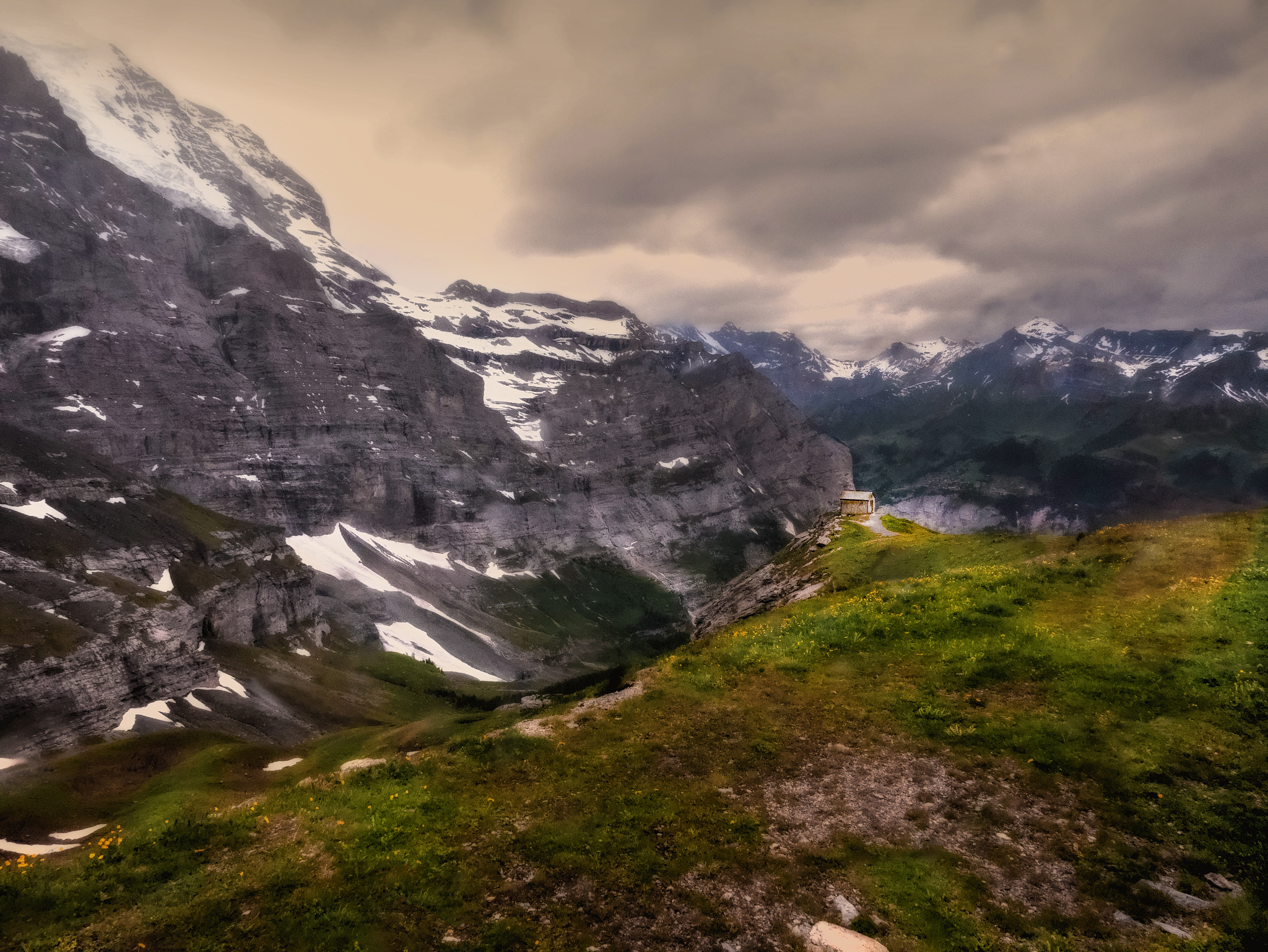扮演一名户外博主写篇1000字国内外有哪些相对安全的徒步路线？的文章要有和读者互动语句重新编写个标题