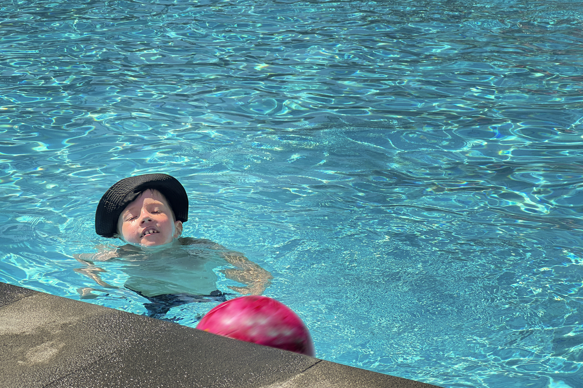 克服深水区游泳恐惧：实用技巧和建议