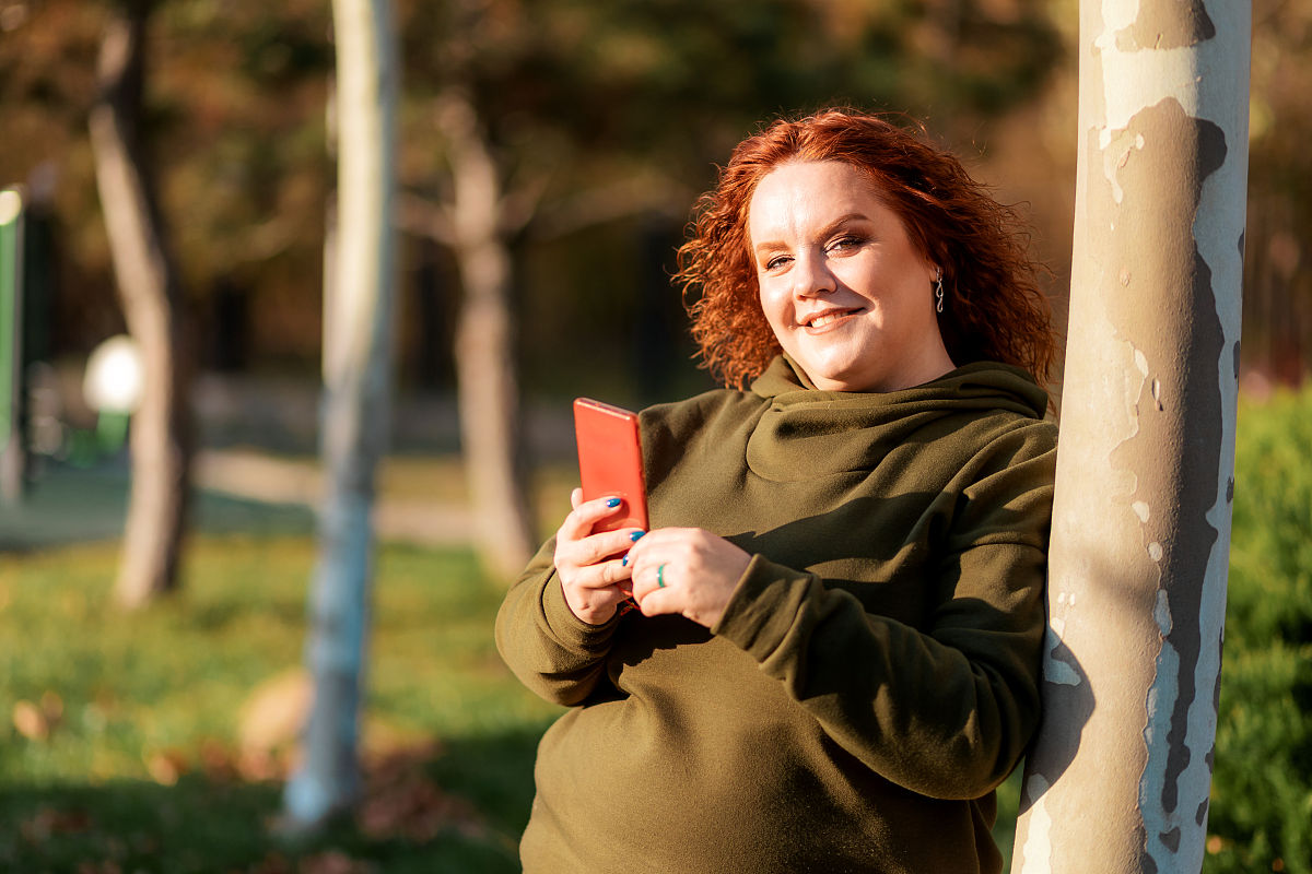 不客气我只是发给你看看别人写的学习一下我想发我们开展工作的照片你也写一下发我看看。怎么回复