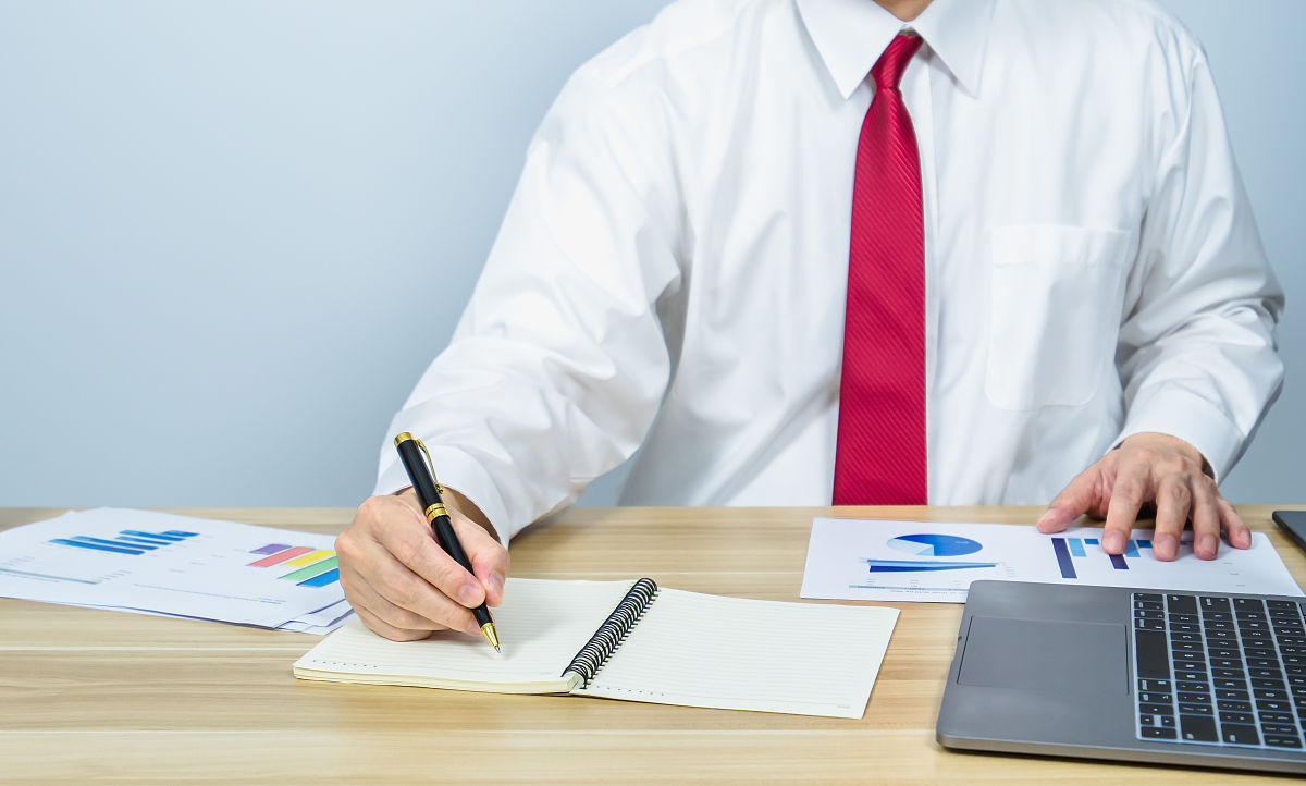 请描述如何建立公司级桌面运维与网络运维管理制度