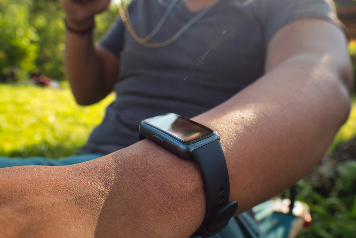 用美式英语写5条关于Bluetooth Smart Bracelet Smart Watch Fitness HD IPS Point-Touch-Remote IP67 Waterproof的好评以及其好评标题。输出格式为标题：好评内容。