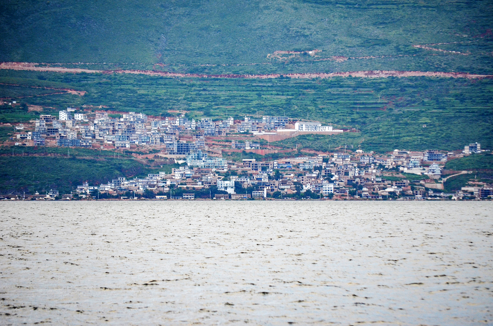 用表格形式安排一次云南大理的6日游行程，表格内容包含日期，景点，交通方式，餐食，费用，天气预报，请把行程转到table格式