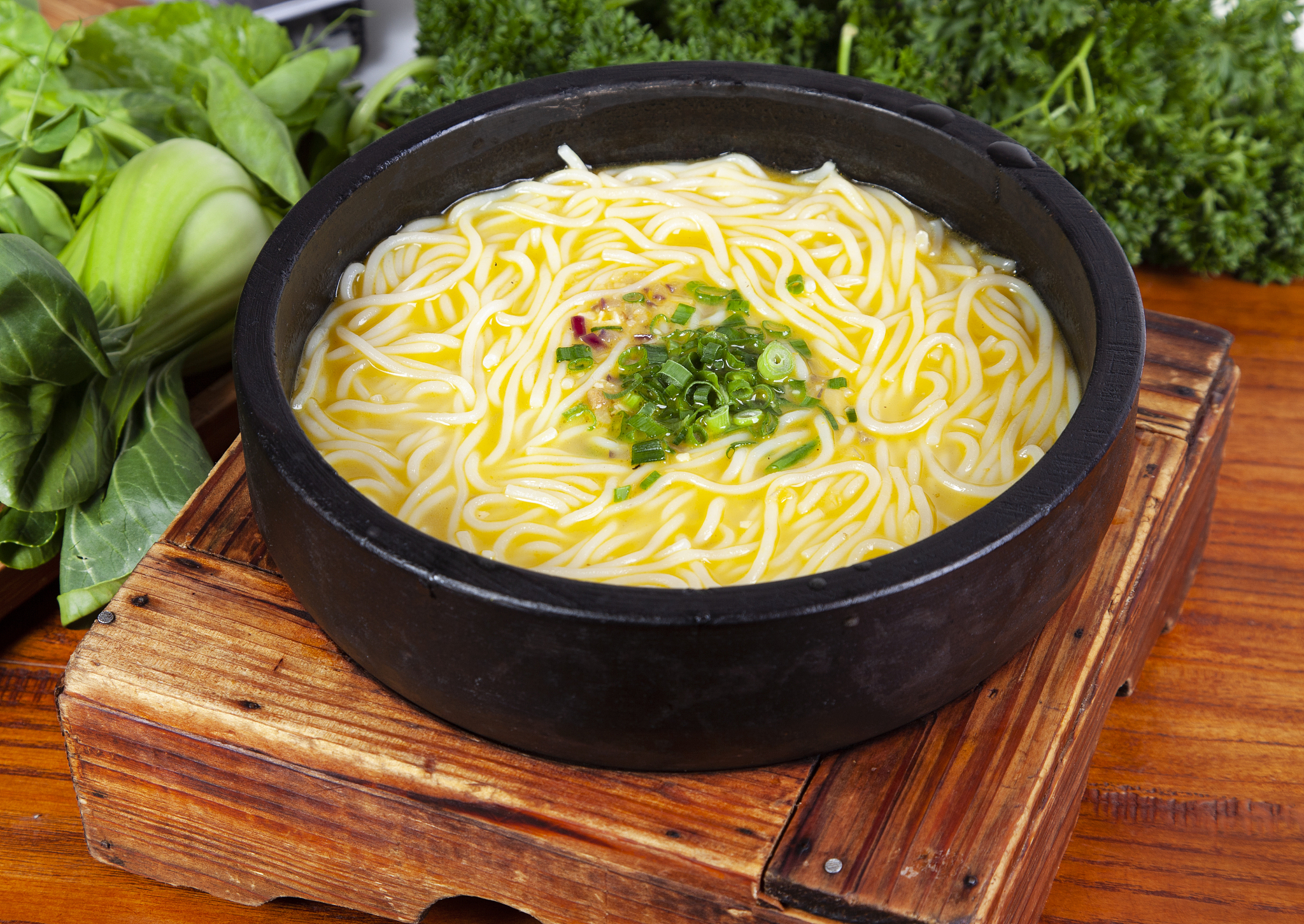 请以云南米线和宇宙为主题词写一首歌词