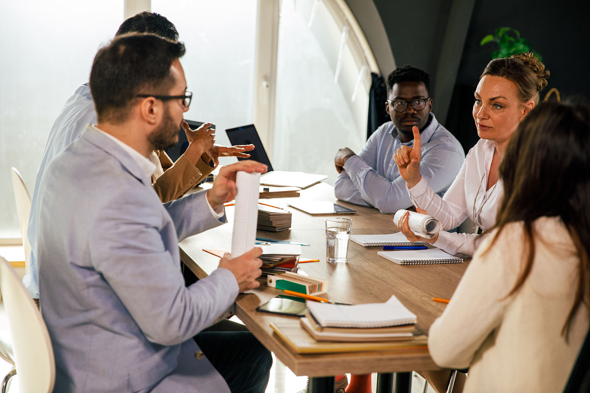 这段文字简写到100字：这周我们遇到了一个较复杂的项目牵扯到了多家企业以及跨境业务我学了这么多年的英语终于在工作中派上了用场周二的时候我们组开会确定了与客户视频会议的时间这次我的任务是会议内容记录要做好纪要以供后期分析协商使用。在与客户开会前我和我的组员都忙碌了起来因为要做的准备很多只有把可能发生的状况想好备案以及将所有的问题能够在有限的时间内全部问出并得到我们需要的回答才能确保这场会议我们双方能