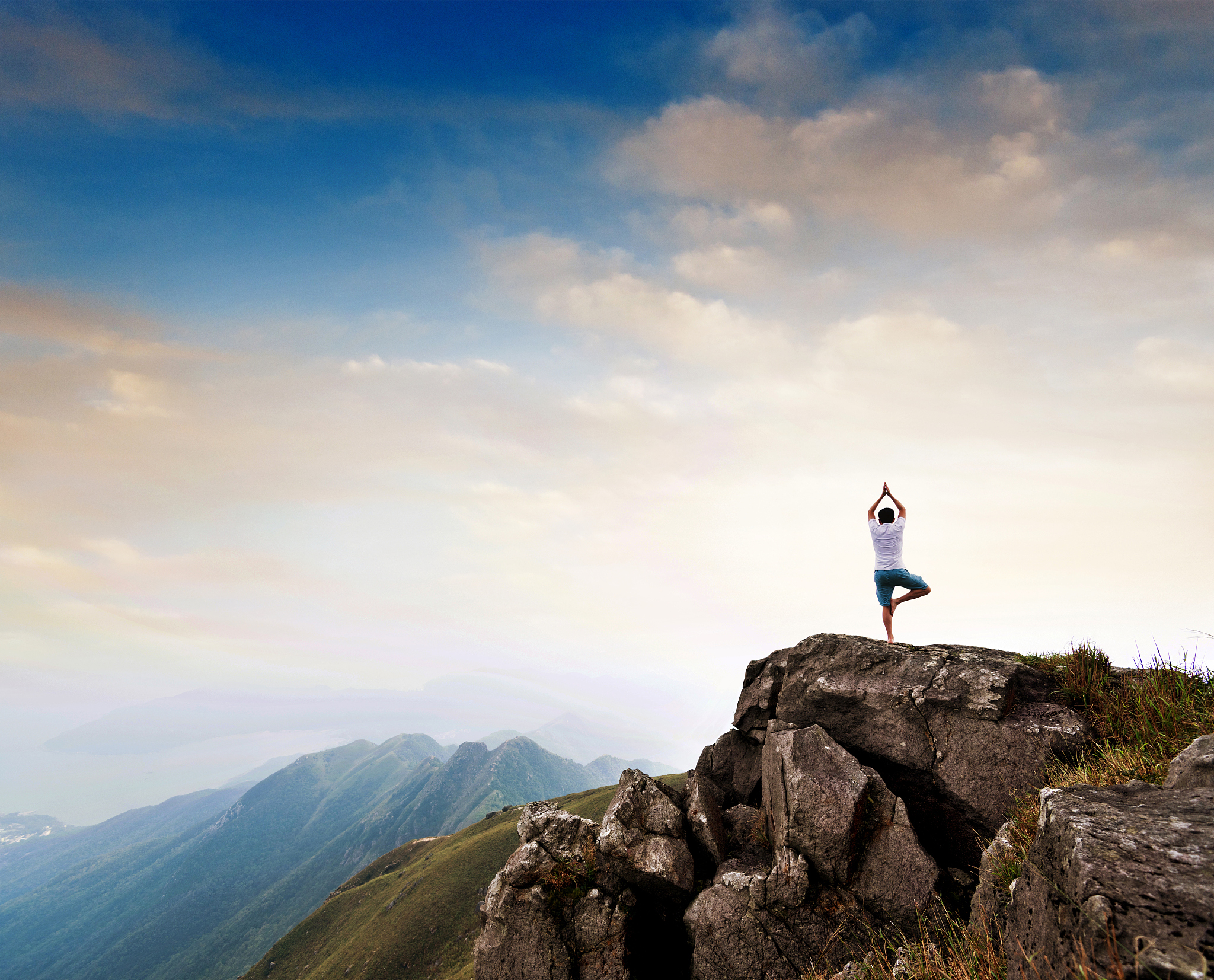 以会当凌绝顶一览众山小为题写一篇北京市中考作文文体为记叙文要详细描写战胜困难爬上山顶的心路历程过程中要有波澜不能平铺直叙同时穿插对山上美丽风景的描述文字要体现出美感。要让人感觉只有通过不懈的坚持和努力才能见到最好的风景才能实现最后的成功进而感悟人生的哲理。字数在1000字左右。开头和结尾很重要开头以回忆往事的方式开始结尾一定要扣题。
