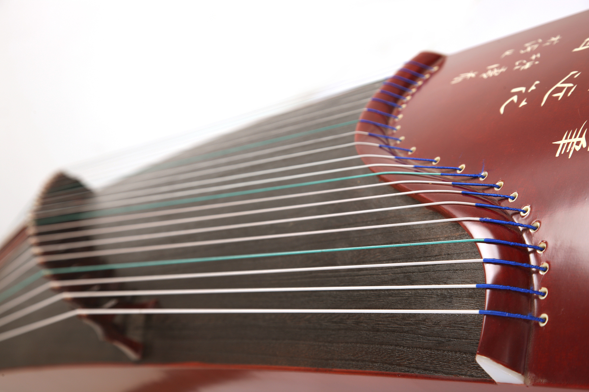 古筝是黑檀木 但是表面是泡桐木 我要怎么用专业的语言表达把这个古筝卖出去 要泡桐木的作用