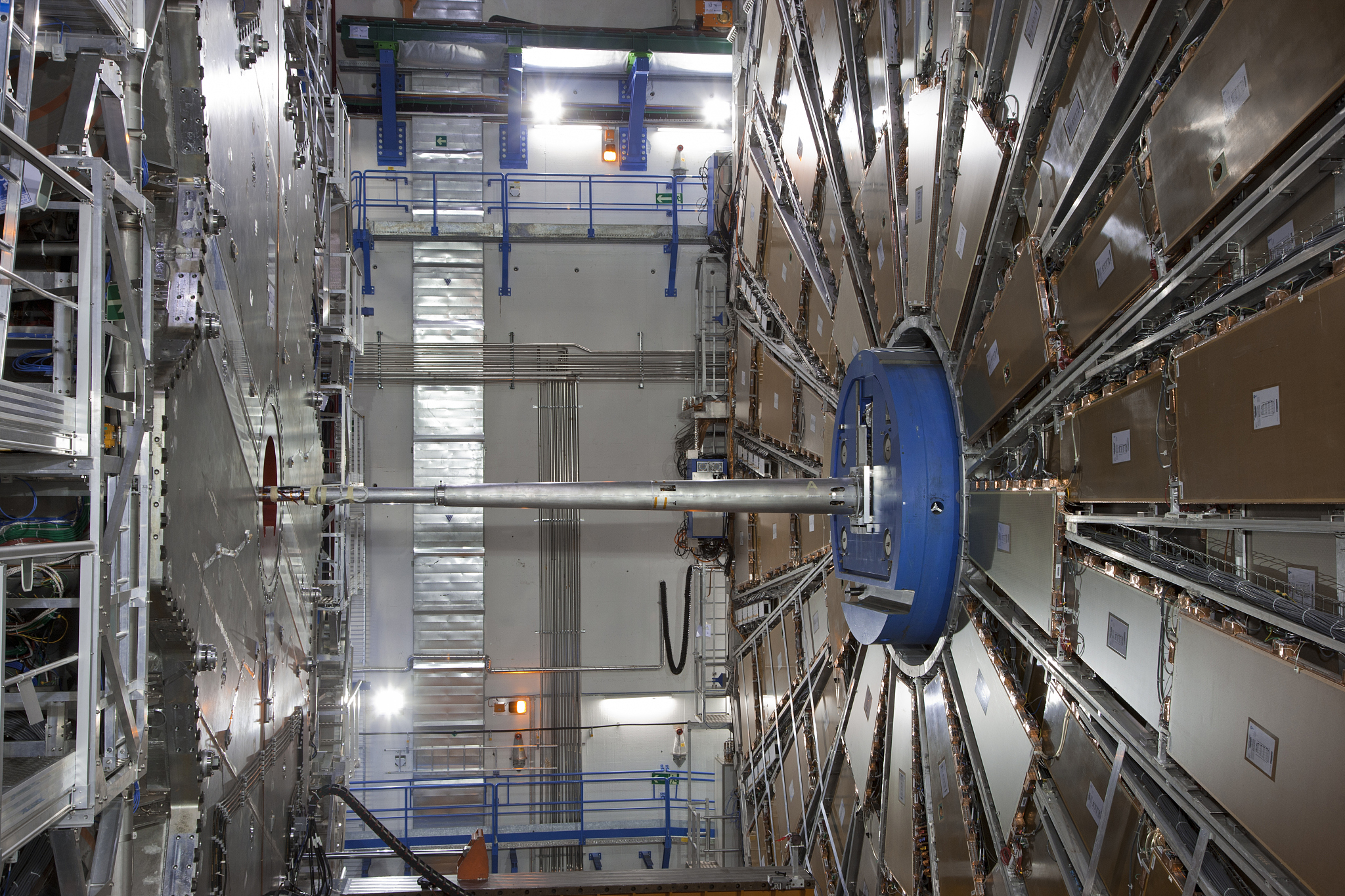 大型强子对撞机论文标题：粒子物理前沿探索