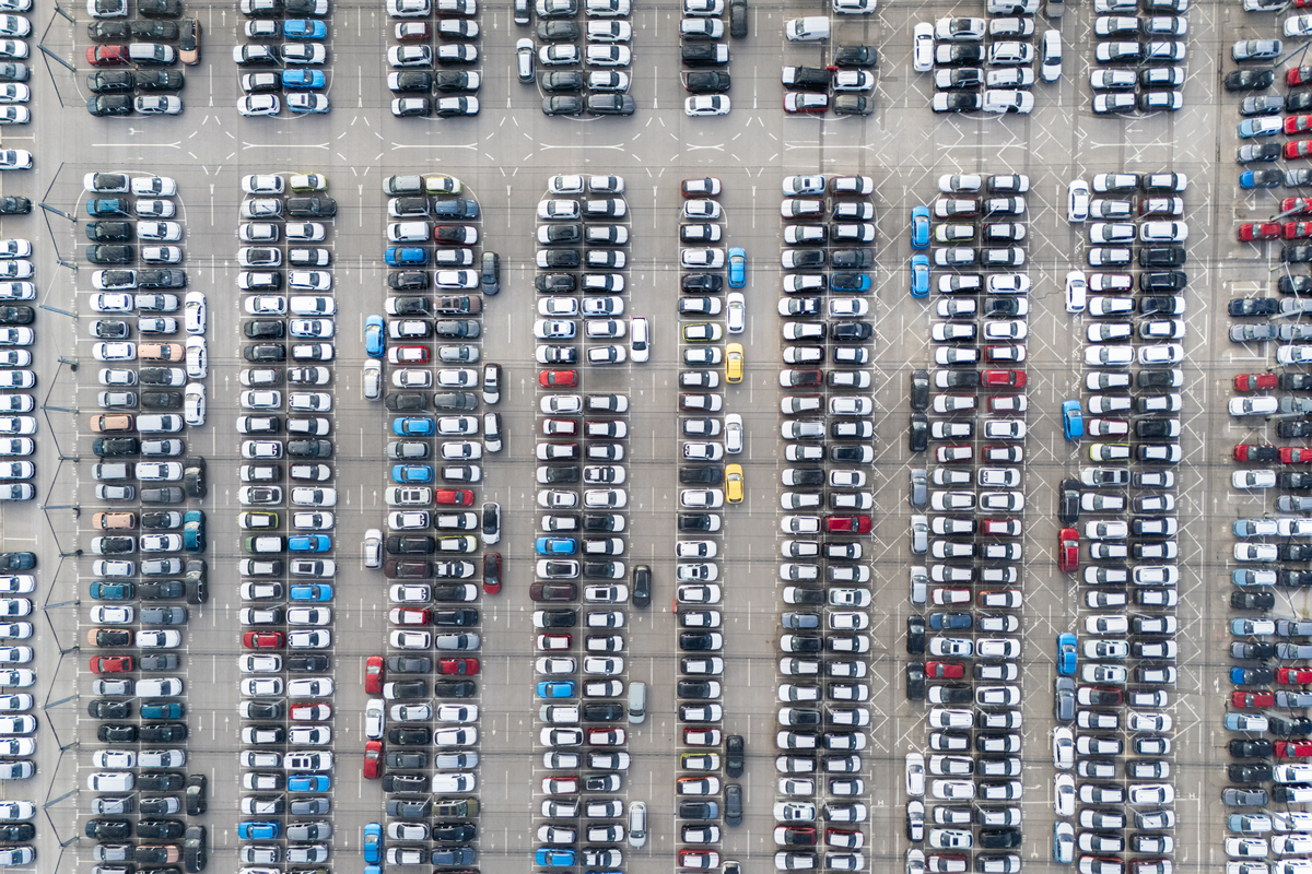 我国停车难背景