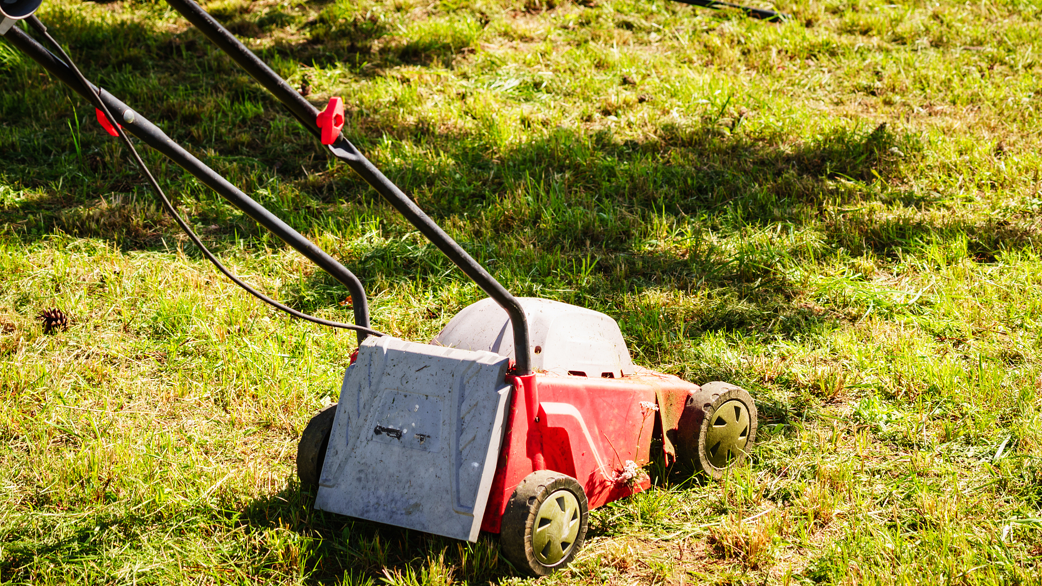 请把以下这段内容精简：A lawn mower reel is the part of a lawn mower that cuts and trims the grass on your lawn It usually consists of a rotating blade that can be powered by an electric or gasoline engine The re