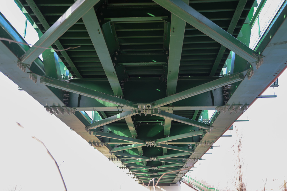 写一个关于桥梁工程抗震性能的研究的摘要