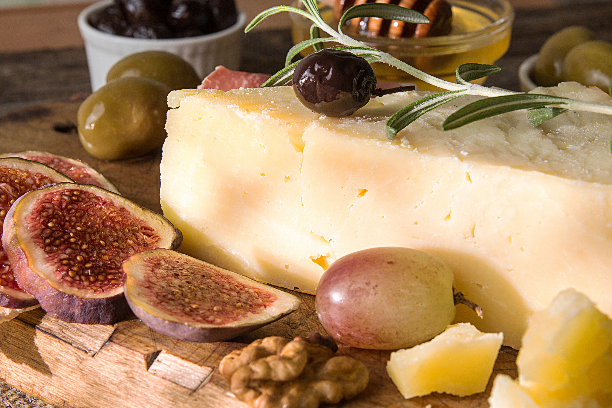 按照SCI期刊论文的表达及习惯改写下列短文：无花果的保鲜处理方法有冷冻、脱水、烘干、盐渍和糖渍等。以下是各种方法的局限性总结：1 冷冻：冷冻是一种常用的保鲜方法可以延长无花果的保鲜期。然而冷冻会导致无花果的质地变软口感变差。此外冷冻后解冻的过程中无花果会释放水分导致更加湿润容易变质。2 脱水：脱水是将无花果中的水分去除从而延长保鲜期的一种方法。但脱水会导致无花果变得干燥丧失原有的水分口感和风味可能