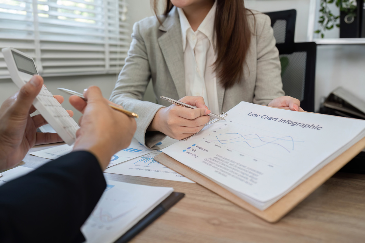 将这段文字进行完全的改写要求使用完全不同的表达方式：最后这次翻译实习让我体会到了在工作中一定要勤于动手多多实践不断学习不断积累。四年大学课程学习过很多理论但却少有机会将理论应用于实际。如今我们即将学成走入职场万不可纸上谈兵。职场需要的不仅是书本的知识更是将知识内化为行动的实践经验。我们要在不断实践中完成从学生到社会工作者的过渡。通过此次实习我不仅拓展了自己的知识面和技能更进一步明确了自己未来的职业