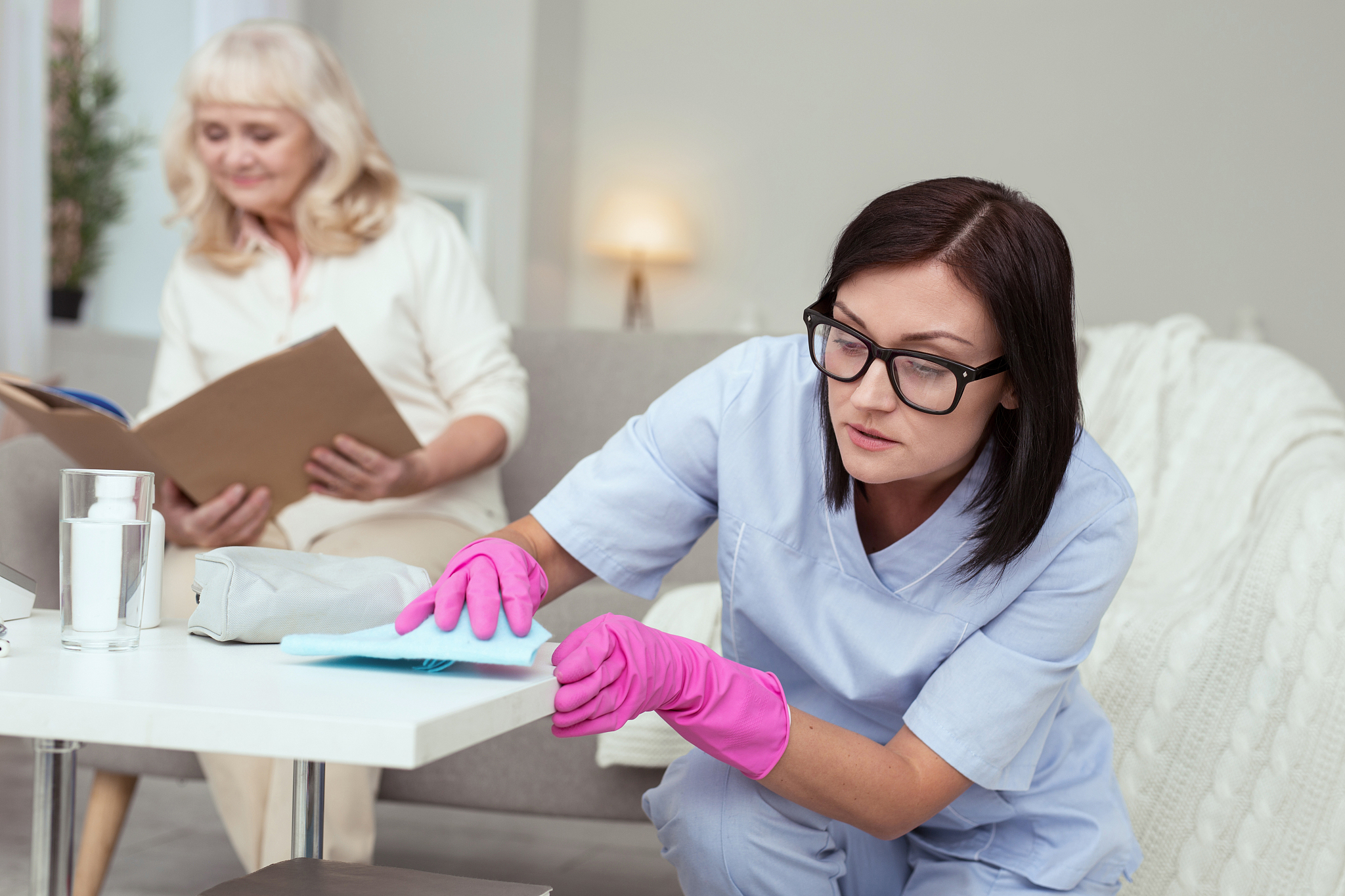 重庆市卫生技工学校老年护理专业就业前景分析：未来发展趋势与薪资待遇