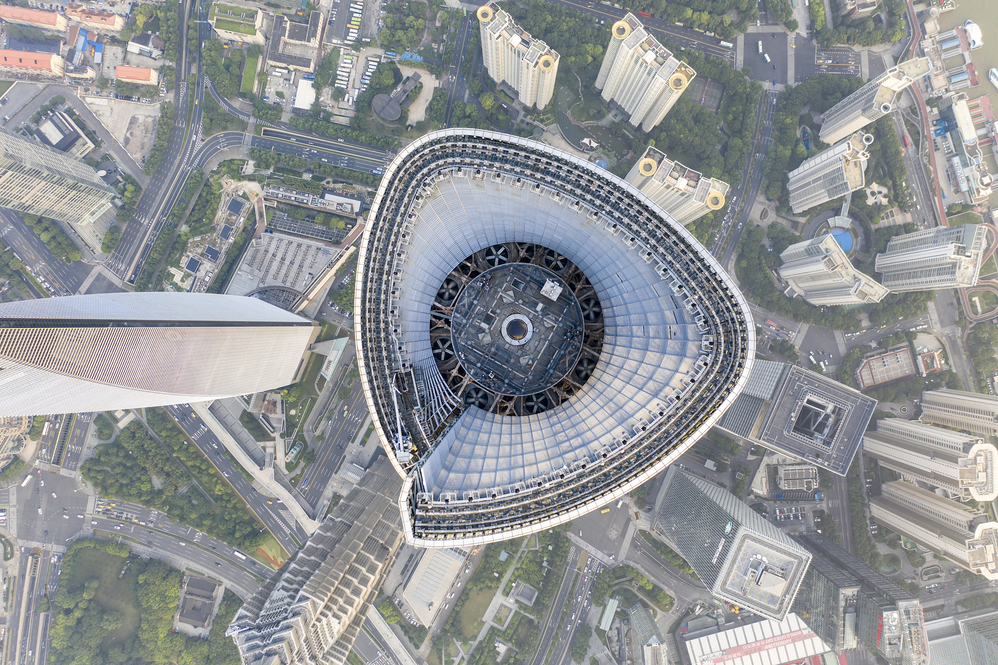 梅赛德斯奔驰文化中心离外滩多远回答并拓展。