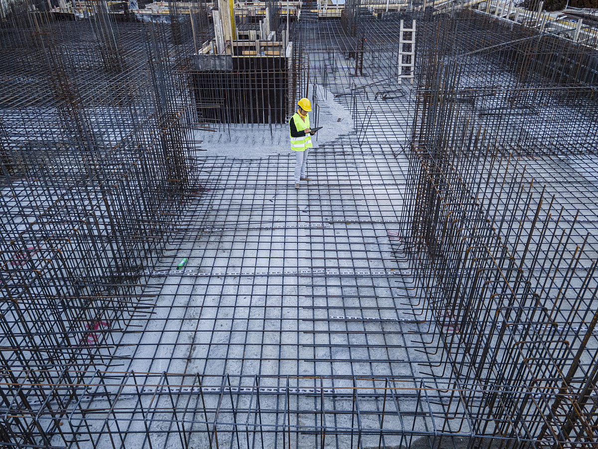 在整个建设领域工程项目进度管理都有着举足轻重的地位它不但是工程管理中的一个主要构成部分而且还与施工质量控制、施工成本控制形成了三足鼎立的局面两者之间存在着相互制约和联系。西咸新区如家新世界宾馆从开工到工程完工有人为、技术、材料及设备等方面的原因；由于资金、气候、机械及环境等方面的原因使得施工进度受到了很大的制约。基于以上现状论文以如家新世界饭店为中心以项目建设为中心深入剖析了项目建设过程中出现的问