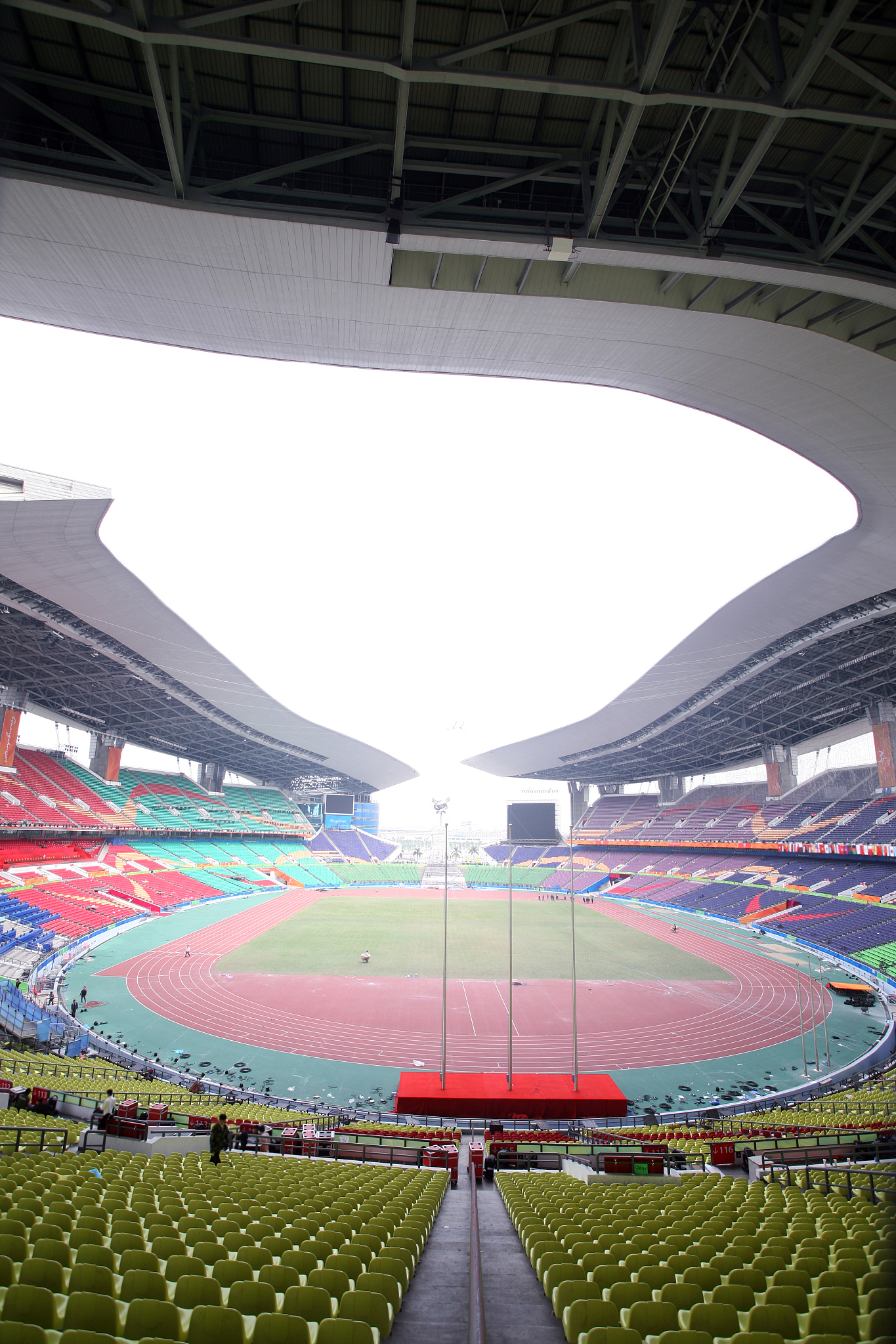 双奥之城闪耀世界。两次奥运会都显示了中国体育发展的新高度展示了中国综合国力的跨越式发展也见证了你从懵懂儿童向有为青年的跨越。亲历其中你能感受到体育的荣耀和国家的强盛；未来前行你将融入民族复兴的澎湃春潮。卓越永无止境跨越永不停歇。请结合以上材料以跨越再跨越为主题写一篇文章体现你的感受与思考。要求：选准角度确定立意明确文体自拟标题；不要套作不得抄袭；不得泄露个人信息；不少于900000字。