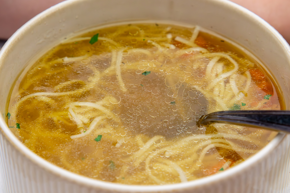 以下文案加上符合以后要是想吃酸菜肉丝面了你就像我这样做酸辣爽口连汤汁都喝的干干净净准备切好的肉丝放生抽、蚝油、料酒、抓拌均匀入个低味锅中油热葱蒜辣椒炒出香味下入肉丝炒至变色好吃的关键就是放一包金汤酸菜它是酒店大厨用金汤酱精心配比调制而成的其他什么都不用再放了炒香后倒入黄河水水开放入面条和爱吃的配菜煮熟就可以开吃了酸辣爽口简单又好吃赶紧收藏做起来吧