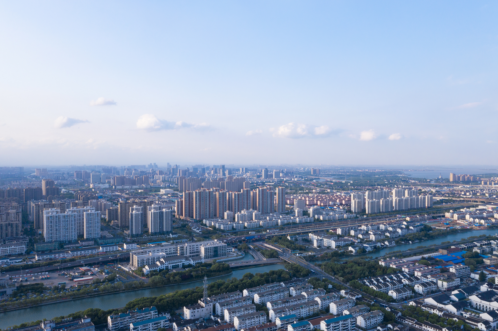 航拍现代城市市区天际线风光