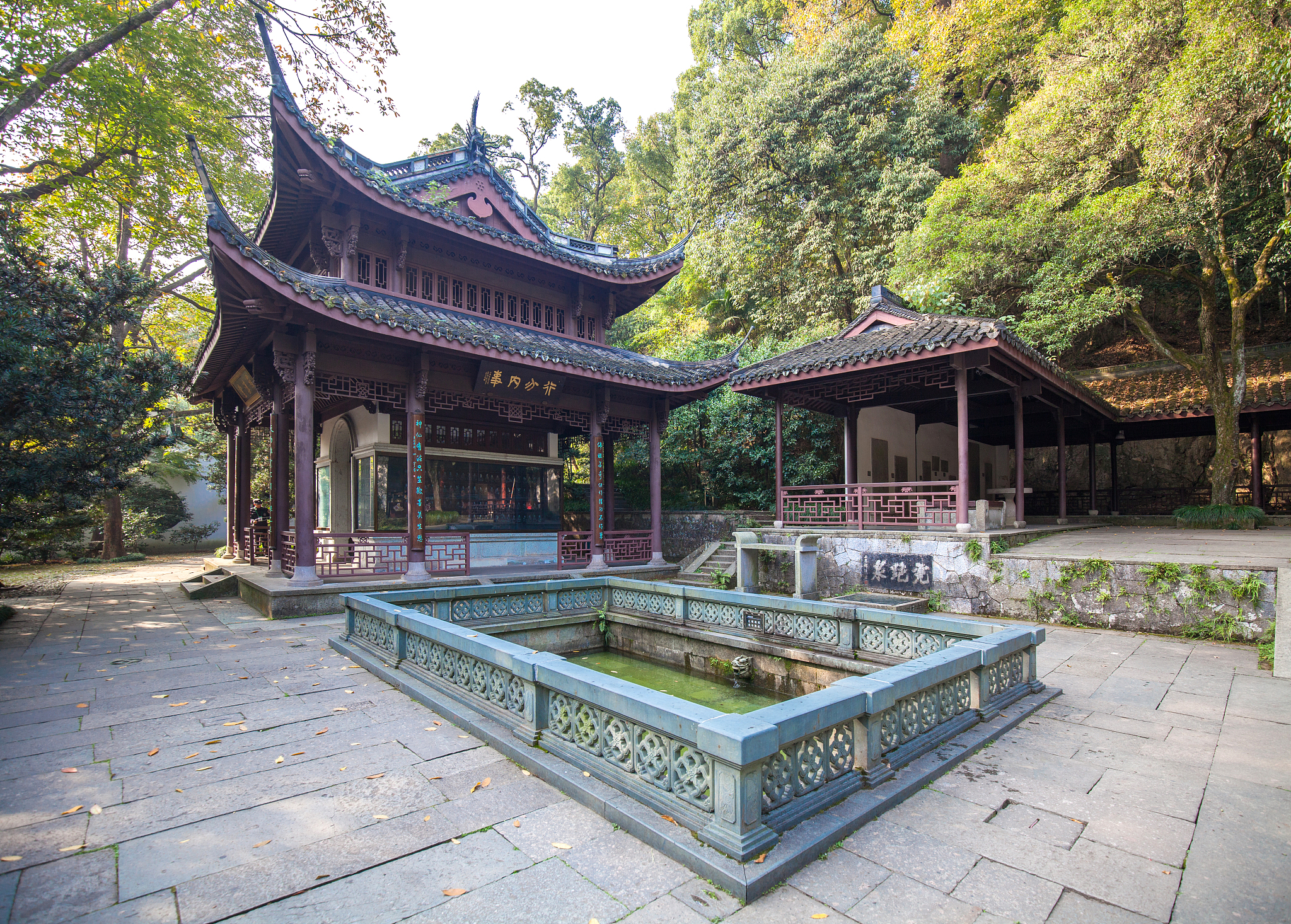 余尝寓居惠州嘉佑寺纵步松风亭下足力疲乏思欲就亭止息。仰望亭宇尚在木末意谓如何得到？良久忽曰：此间有甚么歇不得处？由是如挂钩之鱼忽得解脱。若人悟此虽兵阵相接鼓声如雷霆进则死敌退则死法当恁么时也不妨熟歇。
