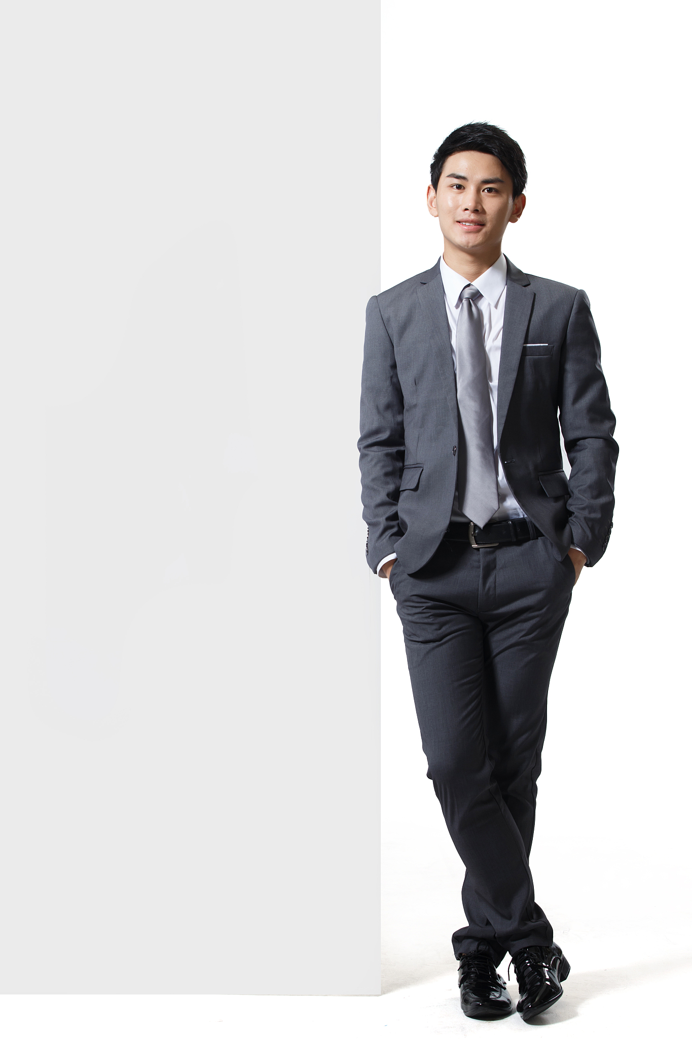 男士站姿坐姿指南：展现自信与风度