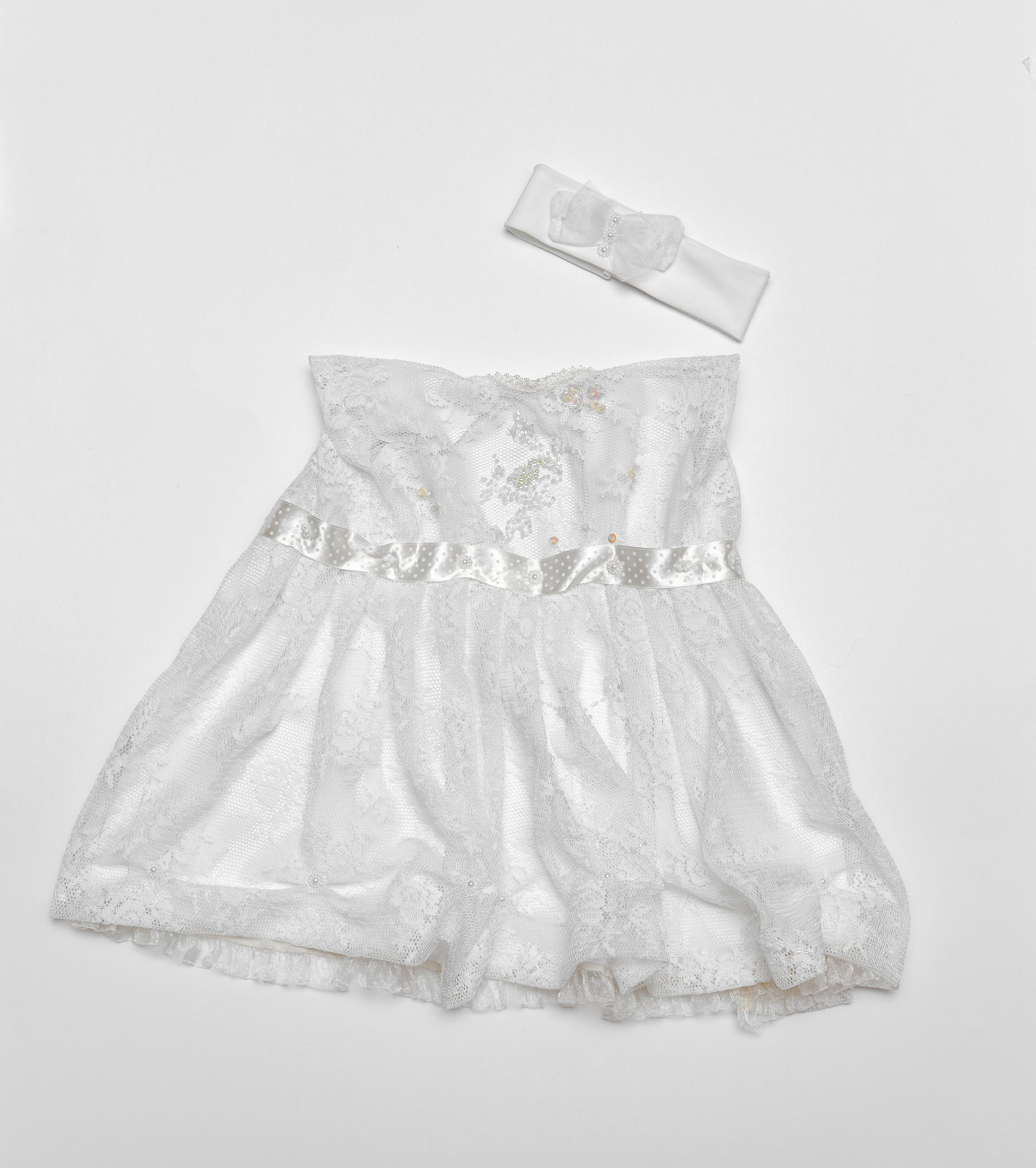 撰写三个自然段开篇以童话浪漫精致公主为主题进行编写后面两个自然段写裙子简约百搭时尚文艺释放童话烂漫美好