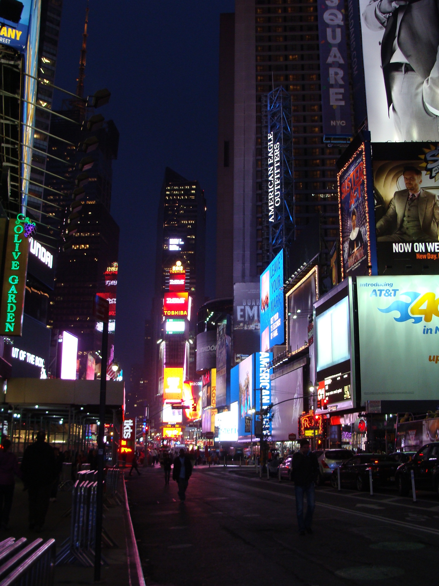 我现在在纽约的贫民窟我很穷明天和三年未见的好朋友见面请帮我规划明天一天的行程保证大家玩的开心