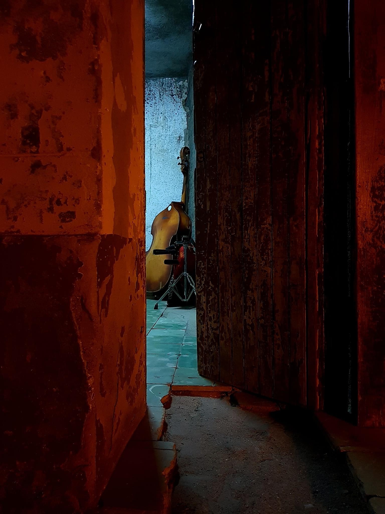 秋夕古诗翻译：满目荒凉谁可语？西风吹老丹枫树。