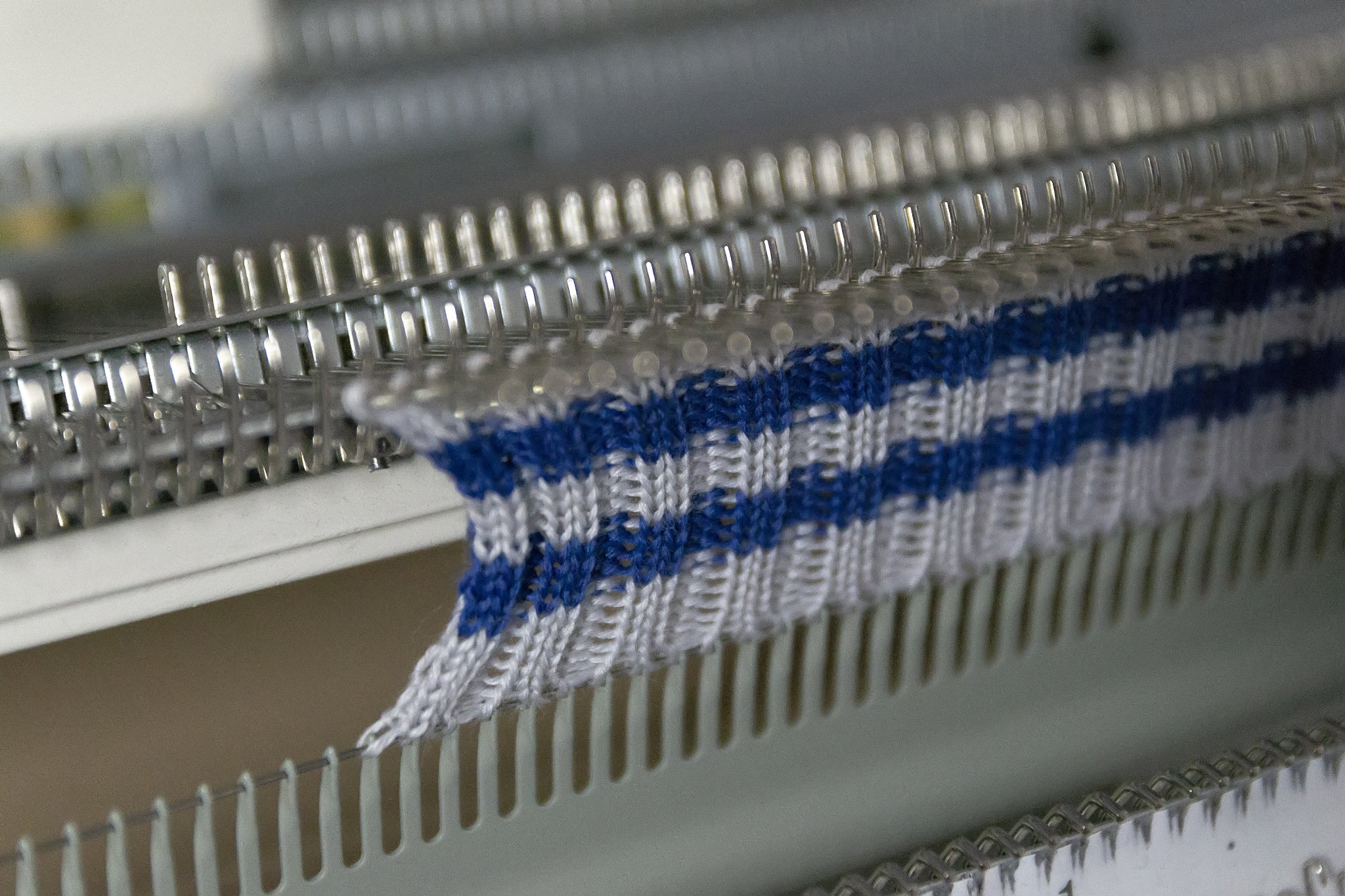 纺织天线通过刺绣、针织、机织三种工艺制作的流程的有缺点总结每种工艺各举一个最新例子