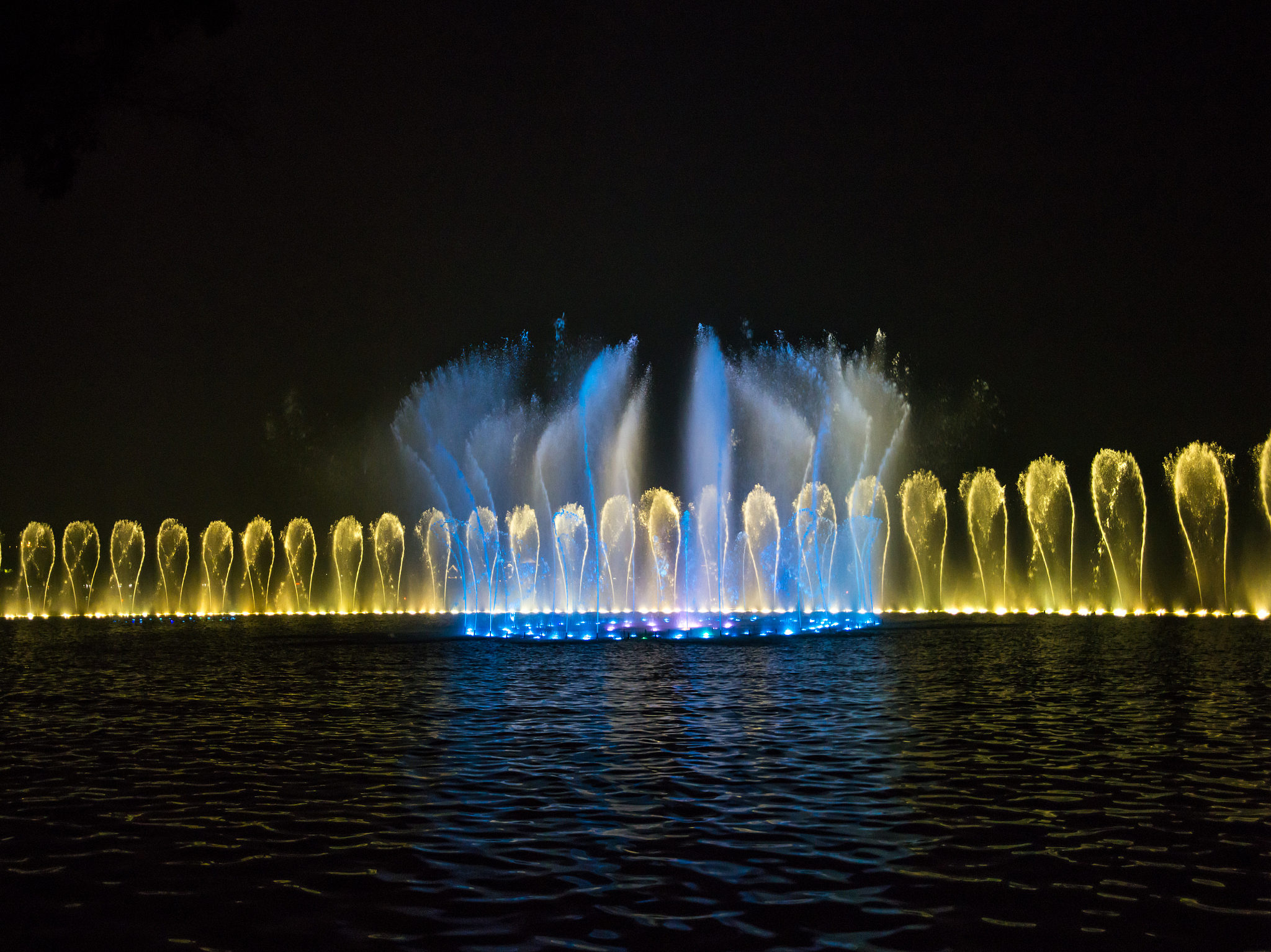 西湖音乐喷泉重启！阔别三年，再现绚丽绽放