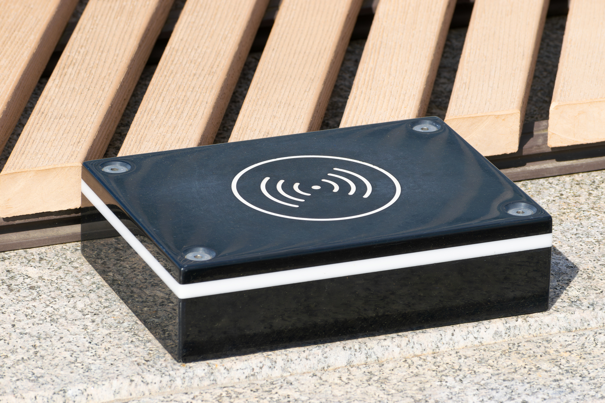 在对墓碑的创新改造上使用的NFC功能可以实现近距离无线通信、短距离的高频无线通信业务使电子设备或者储存器中的数据点对点数据传输