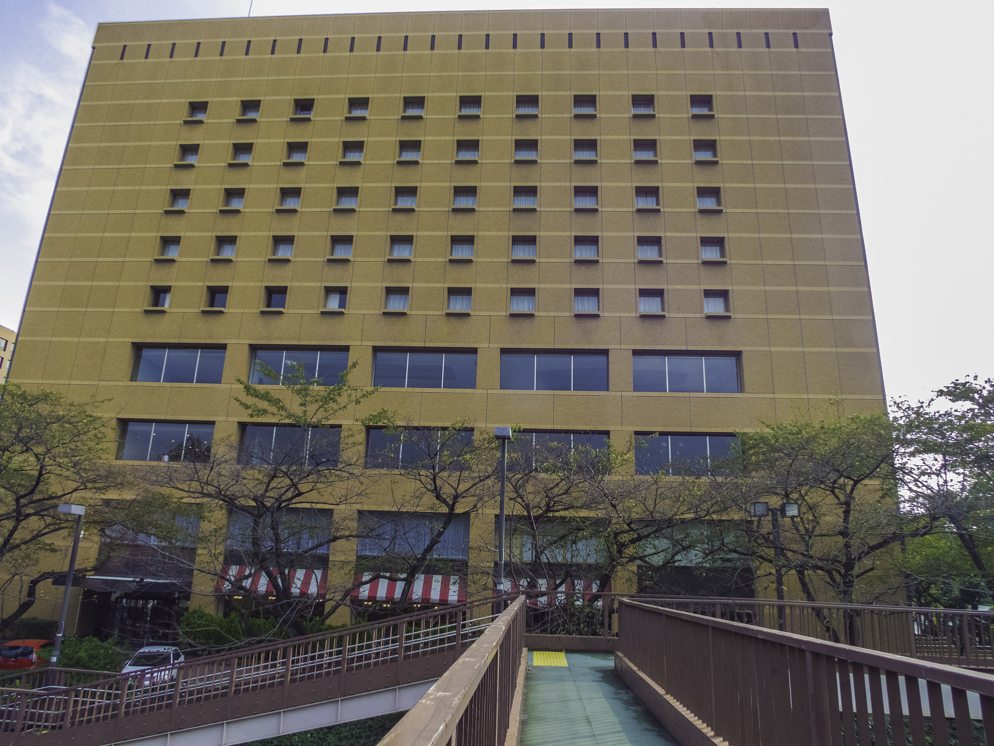 新昌绿洲宾馆 用250字帮我描述