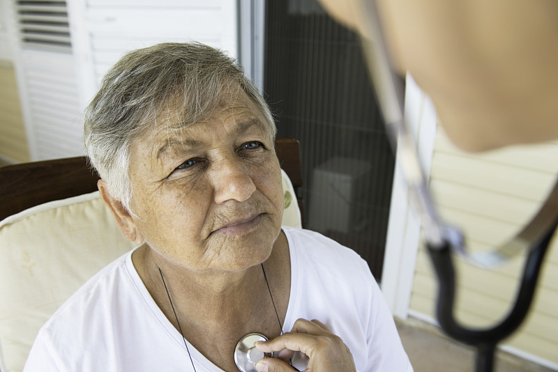 白斑病患者秦秀华的故事：勇敢面对，拥抱美好生活