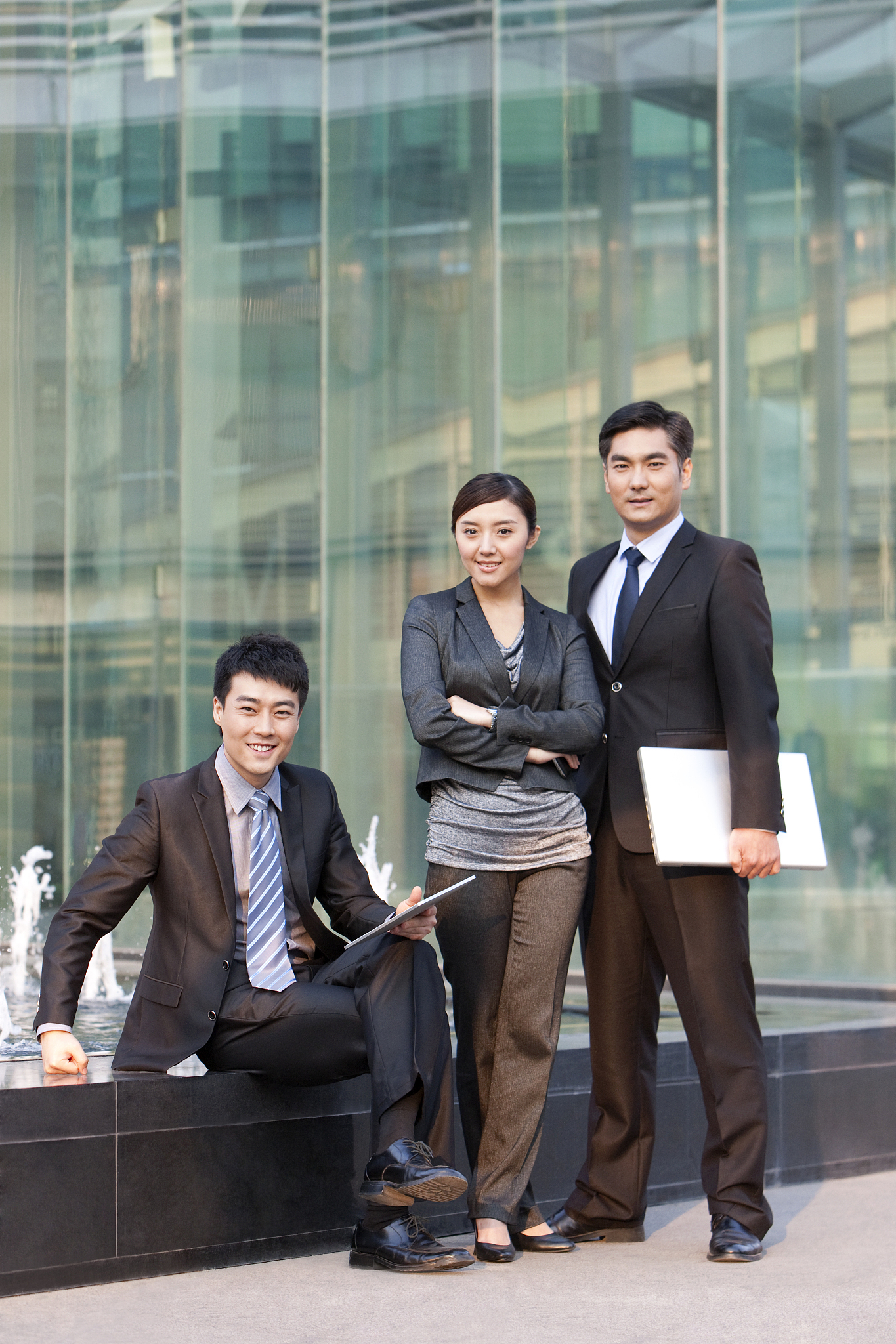 你能举最喜欢的人和最坏的人是两个人但气质相似的例子帮我用200字详细描述