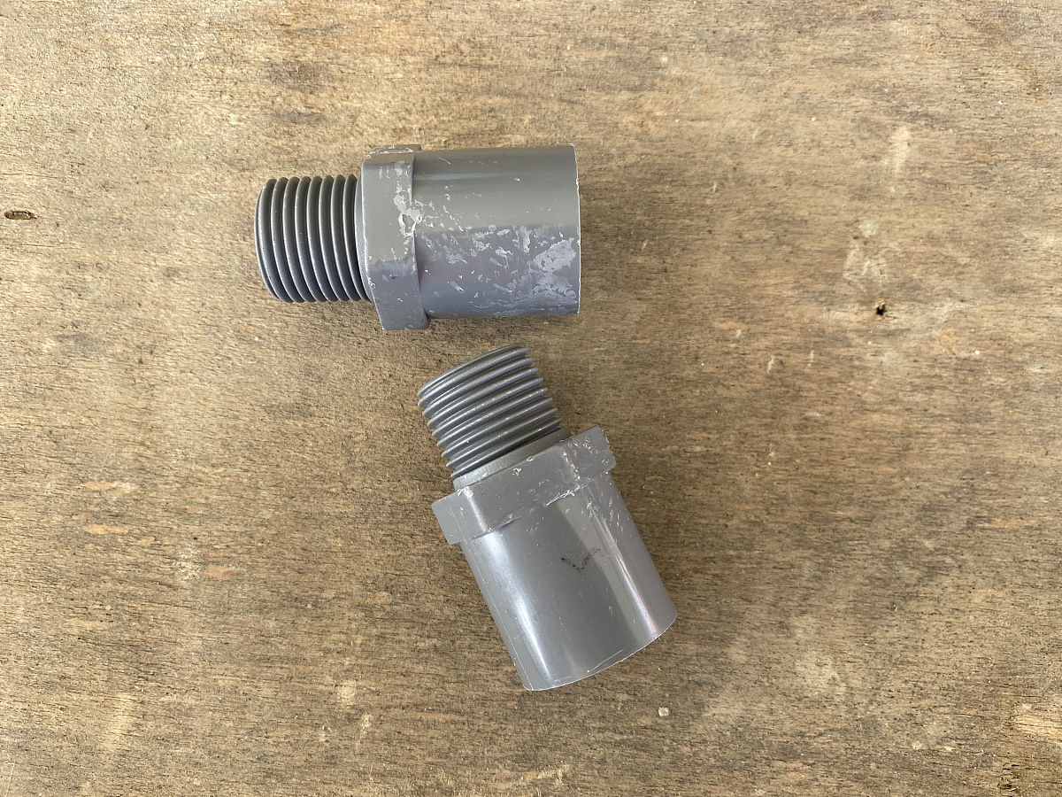 灰色pvc塑料管件隔离在木制背景上,pvc管阀门插座,pvc管连接