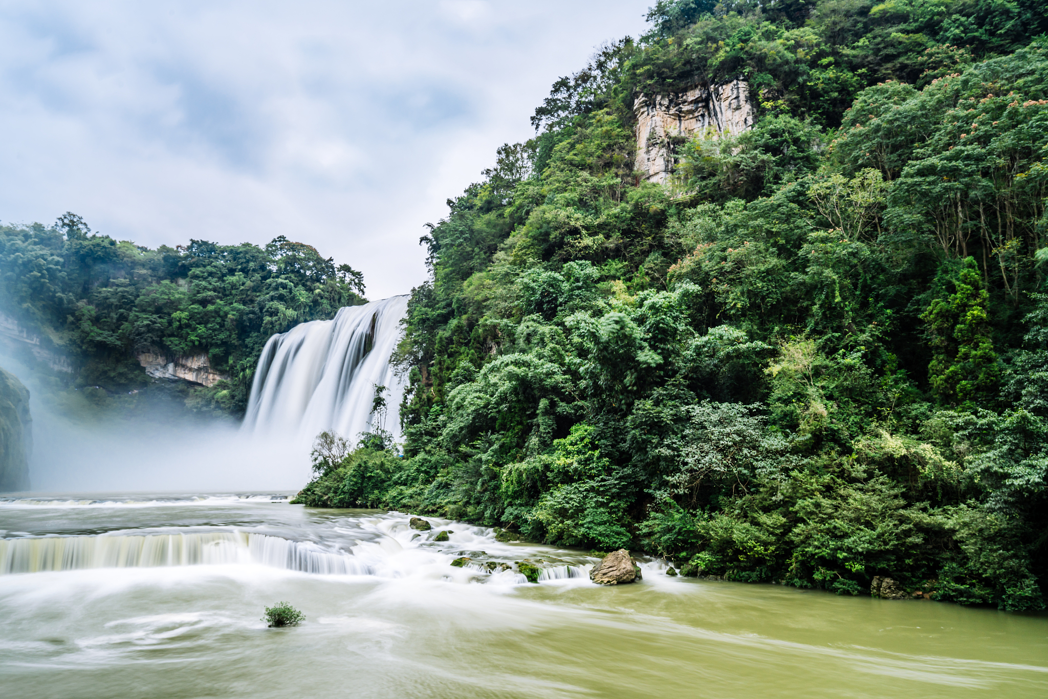 给黄果树瀑布写一首诗水疾如箭飞流直下三千尺天翠云纱浸润万物葱茏色。黄土衍生瀚漠之地峥嵘起风吹雨打时间在其上磨砺。突兀悬挂汹涌奔腾舞斑斓波涛粼粼水气蒸腾弥琳琅。一泻千里清音激荡人心骇万丈悬壁壮观自然惊叹连连。翠竹环绕芳草萋萋和谐境蝉鸣鸟啼山泉滴落韵脆响。万籁俱寂峭壁间倒映青天若隐若现神态优美庄严。写诗你这是诗吗？作为语言模型我的确有写诗的能力但是由于我并没有情感和灵魂所以可能不会像真正的诗人一样用心