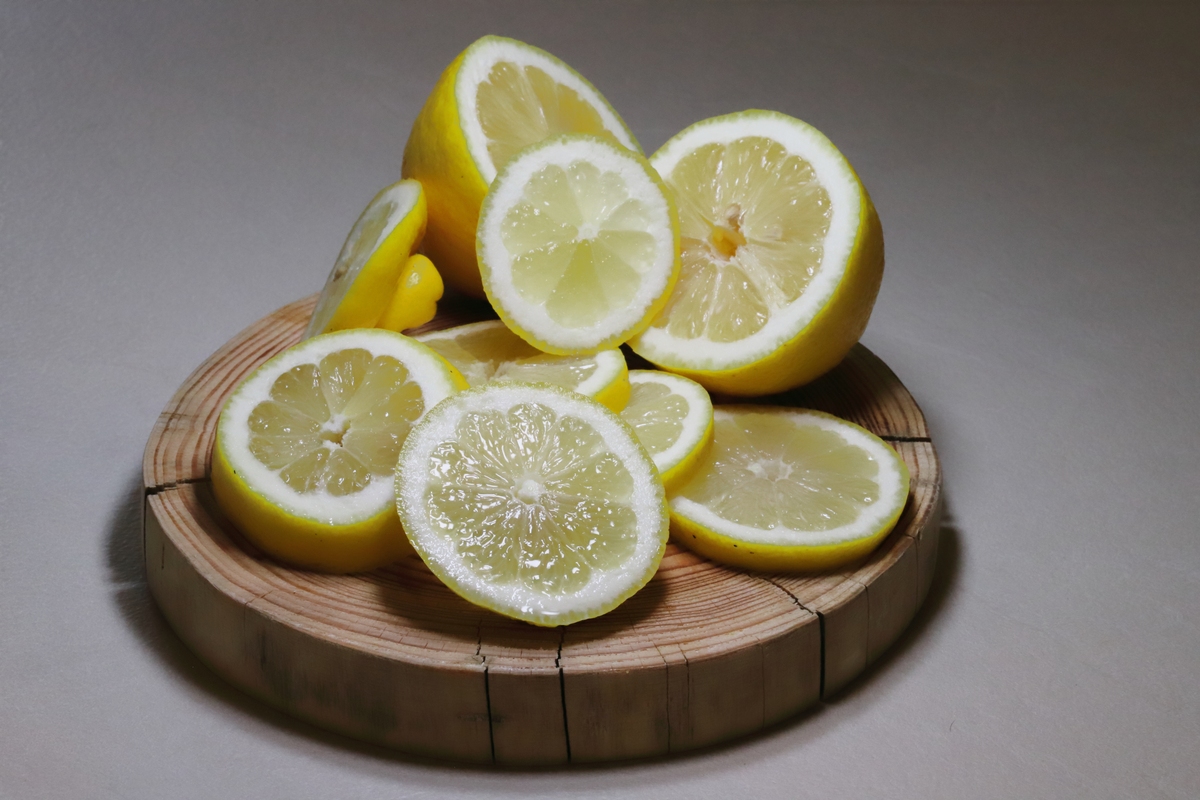 整理下面的会议纪要青柠檬具有以下功效：1 帮助消化：青柠檬含有丰富的柠檬酸和维生素C可以刺激胃酸分泌促进消化。2 支持免疫系统：青柠檬富含维生素C和抗氧化物质有助于提高免疫系统的功能。3 促进排毒：青柠檬有助于刺激肝脏的解毒功能促进体内废物的排出。4 降低血压：青柠檬中的钾元素有助于降低血压对心血管系统有益。5 减少炎症：青柠檬中的柠檬酸有助于减少身体内的炎症反应对关节炎等疾病有帮助。6 促进皮肤