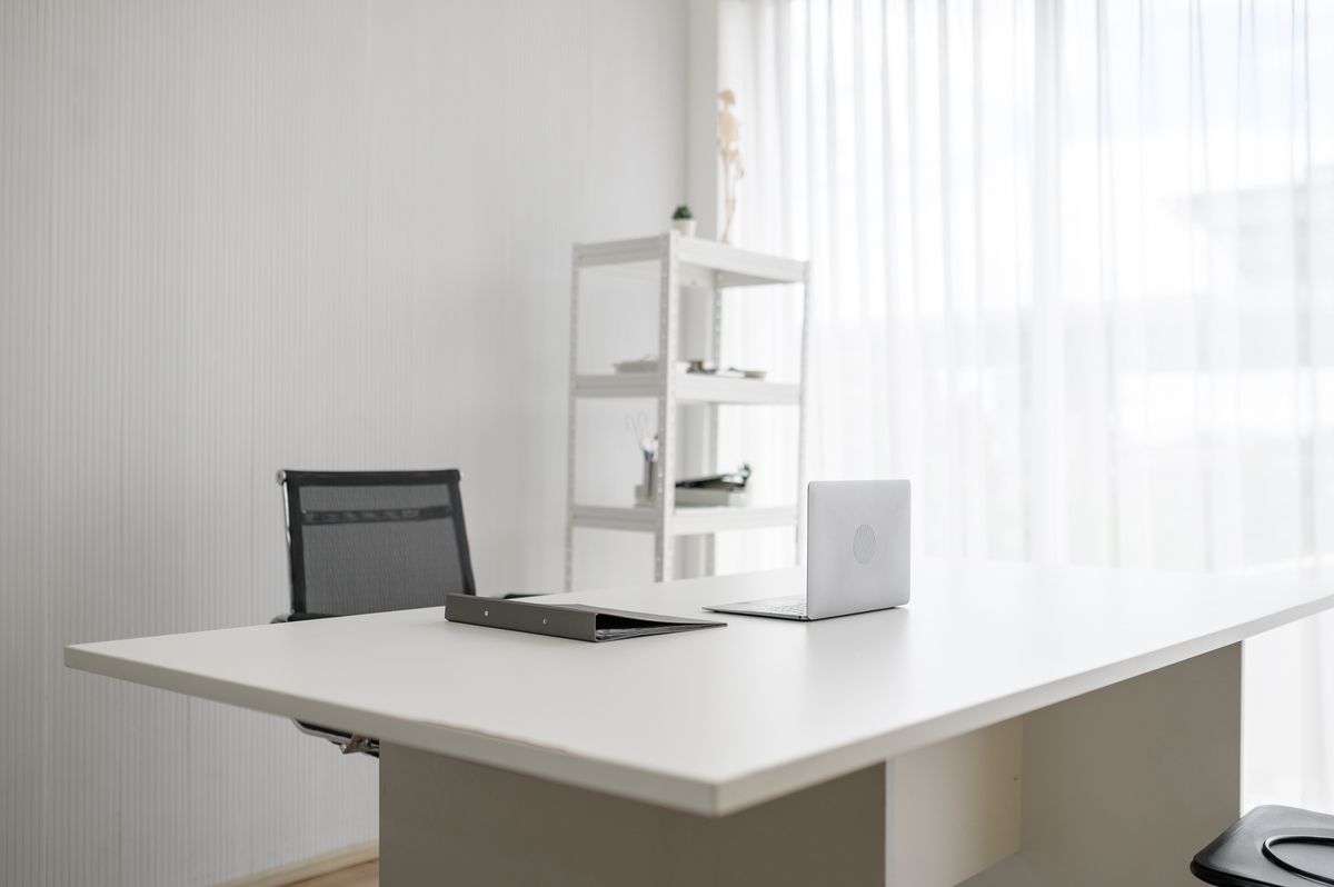 设计一段采访办公室员工关于书桌功能的采访