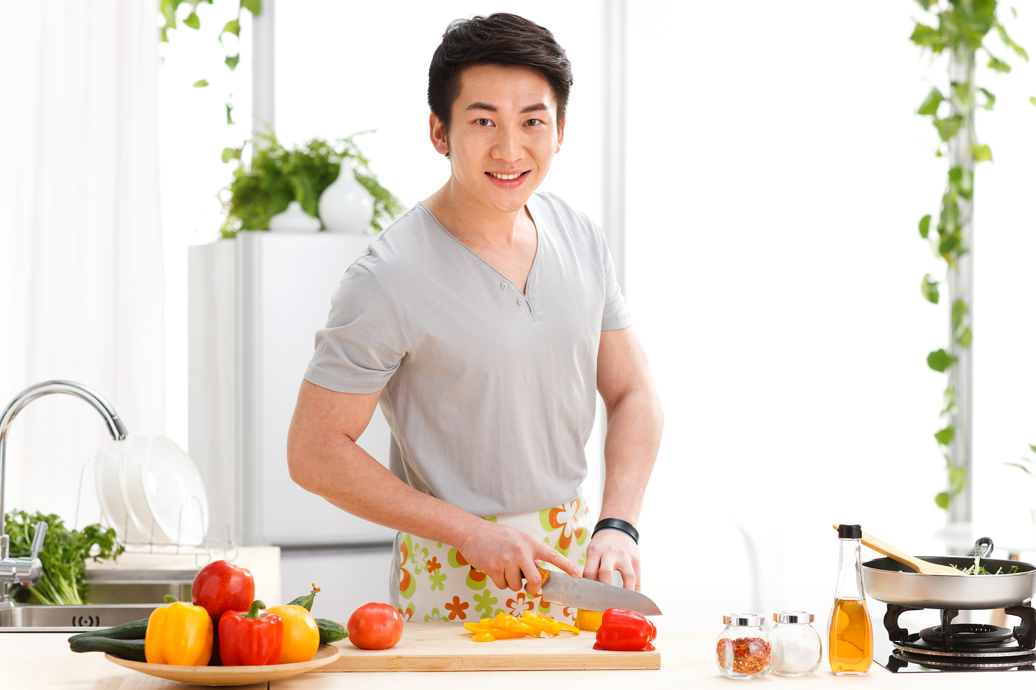 青年男人在厨房做饭