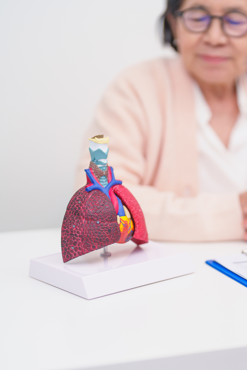 将以下内容洗稿害怕肺结节变成肺癌这三件事千万不要做如果你有肺结节接下来我说的话千万要记住觉得我说的是有道理可以给我点个免费的小红心。首先。不要过度的焦虑因为大多数的结节都是良性的不要想着我直接手术切掉就不用再天天害怕了要理性的去评估结节的良恶性的可能性该保守的保守该手术的呢再去手术。第二个呢不要在哪听到看到什么土方法就用非炎症的结节目前没有可靠证据来证明某种药物是能够消除结节的。最后一点也是最重要